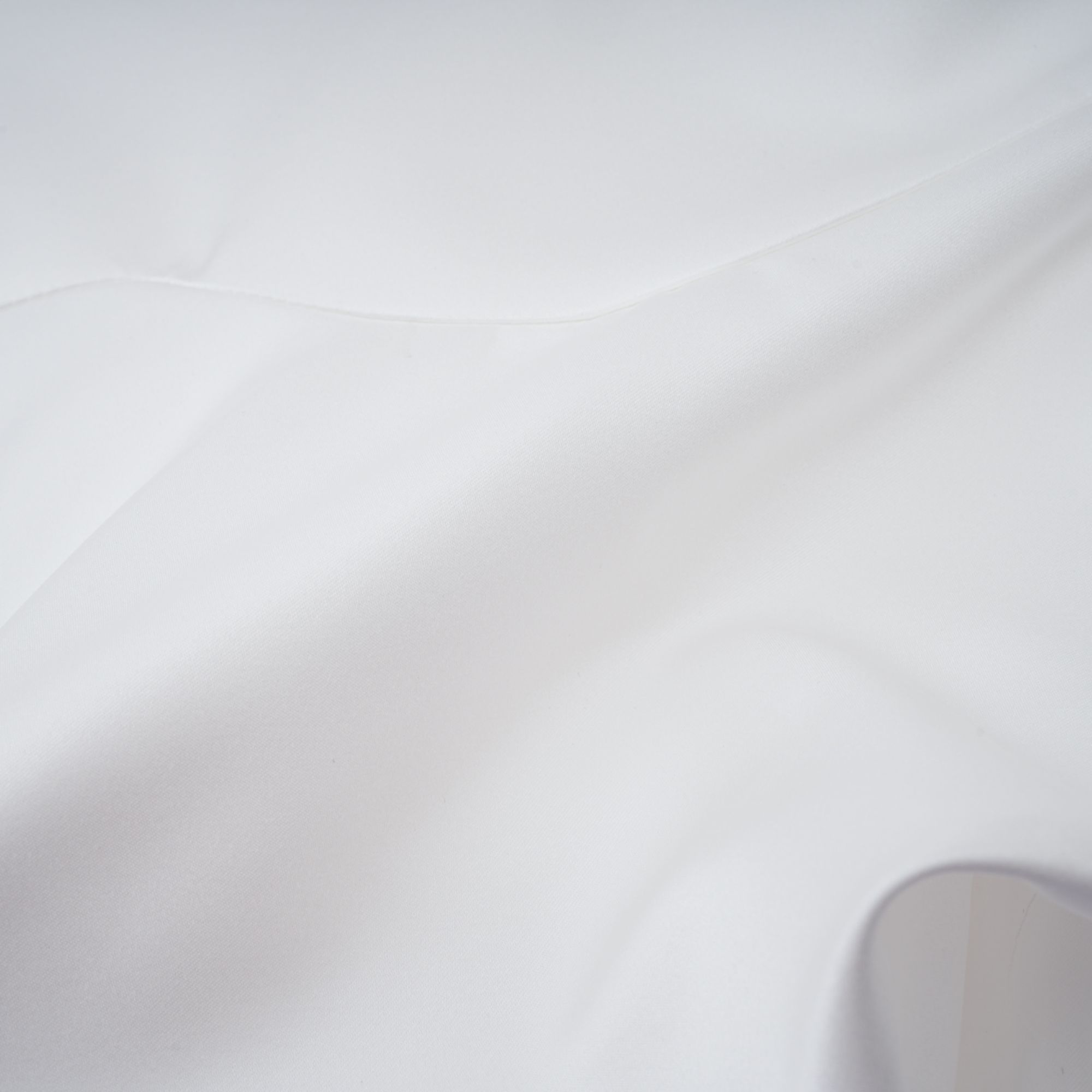 طقم هونورين المكون من بلوزة وتنورة مزينة بثنيات زهرية باللون الأبيض