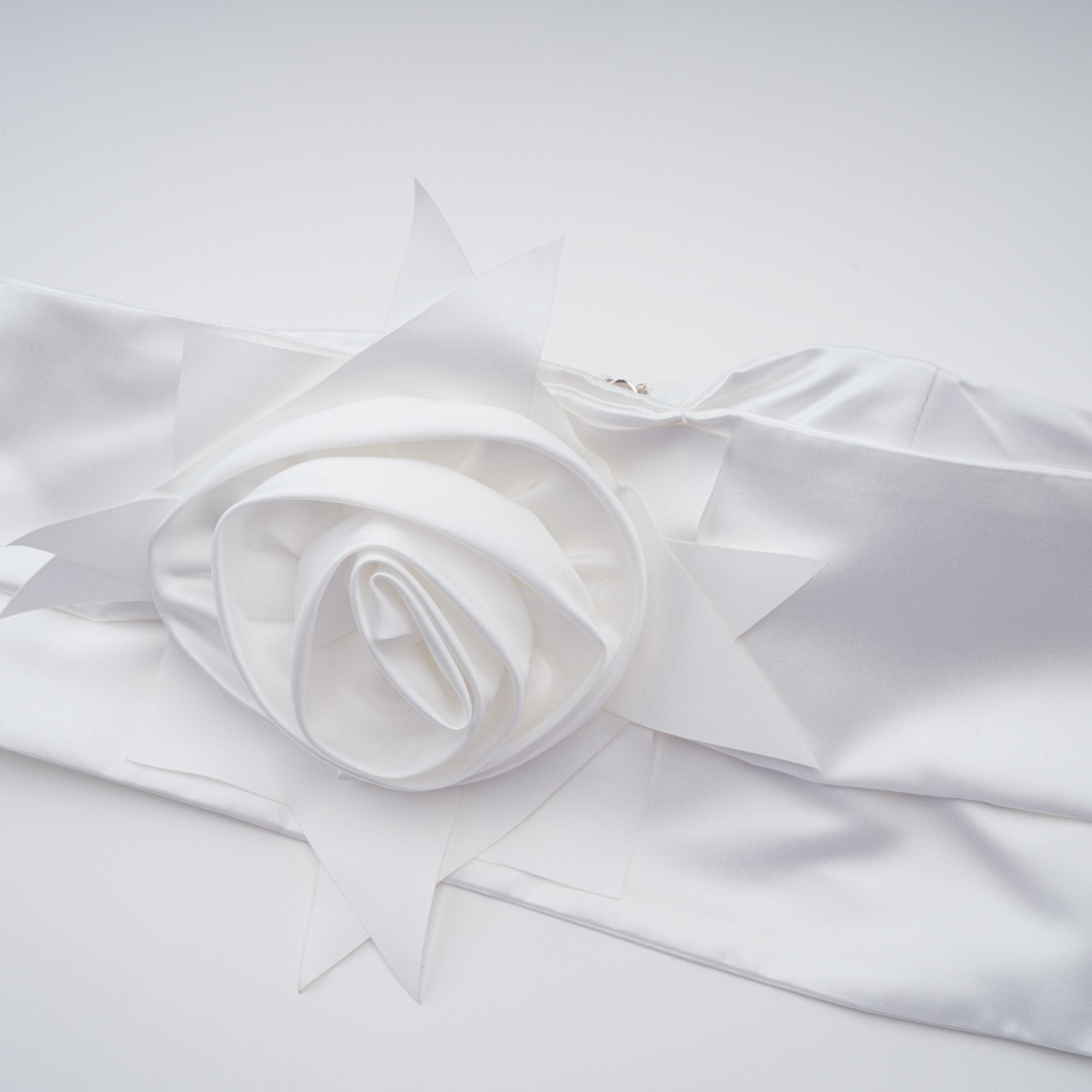 طقم هونورين المكون من بلوزة وتنورة مزينة بثنيات زهرية باللون الأبيض