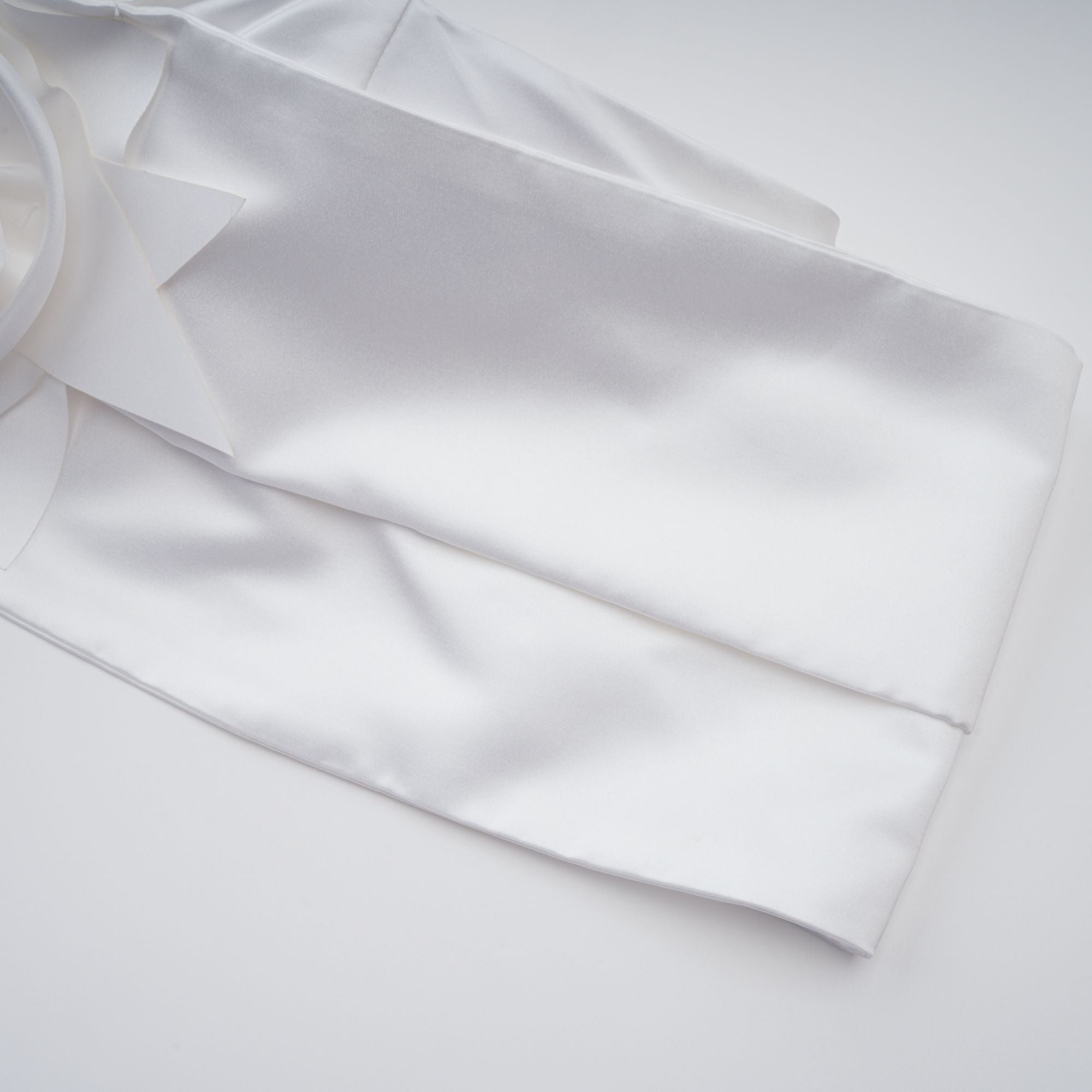 طقم هونورين المكون من بلوزة وتنورة مزينة بثنيات زهرية باللون الأبيض