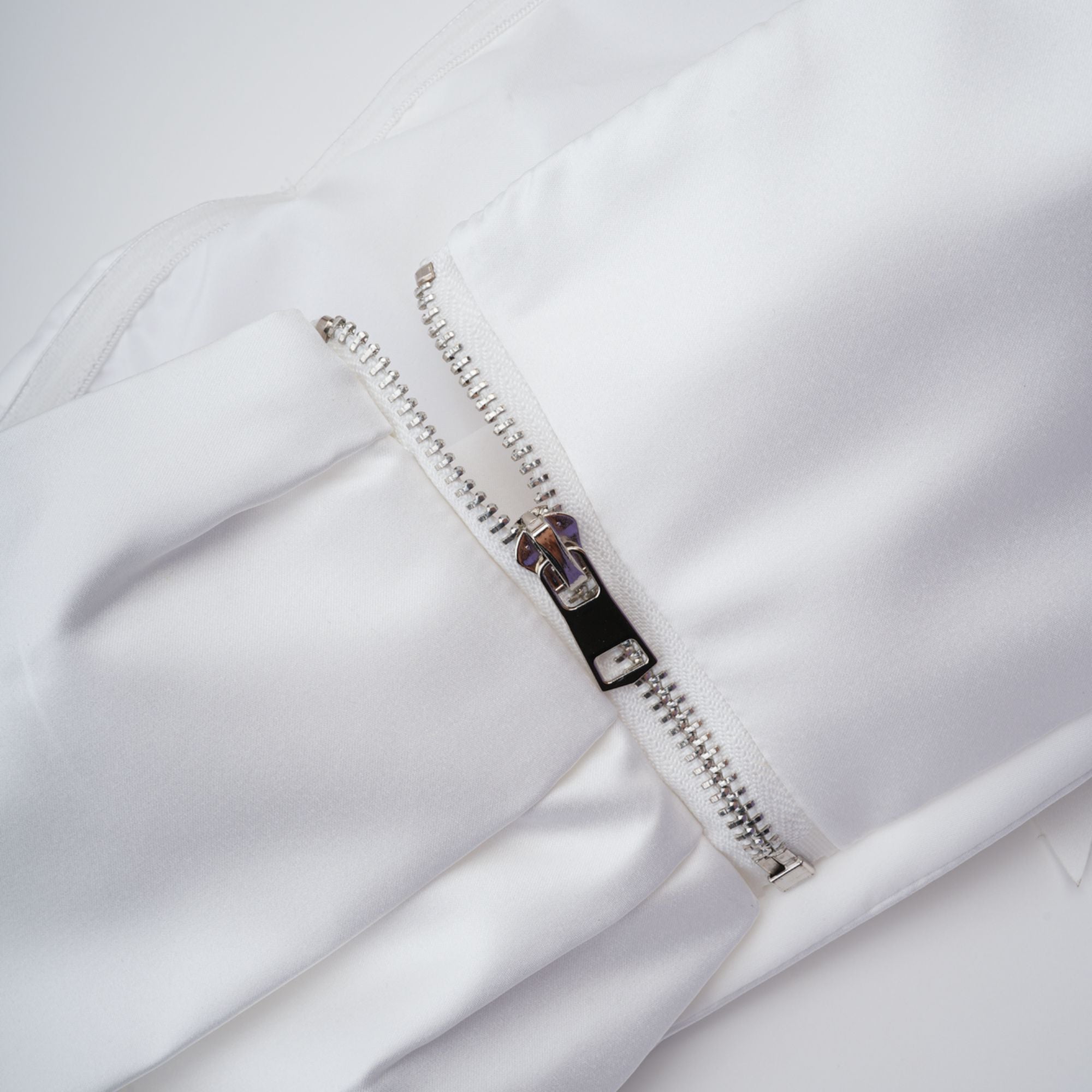 طقم هونورين المكون من بلوزة وتنورة مزينة بثنيات زهرية باللون الأبيض