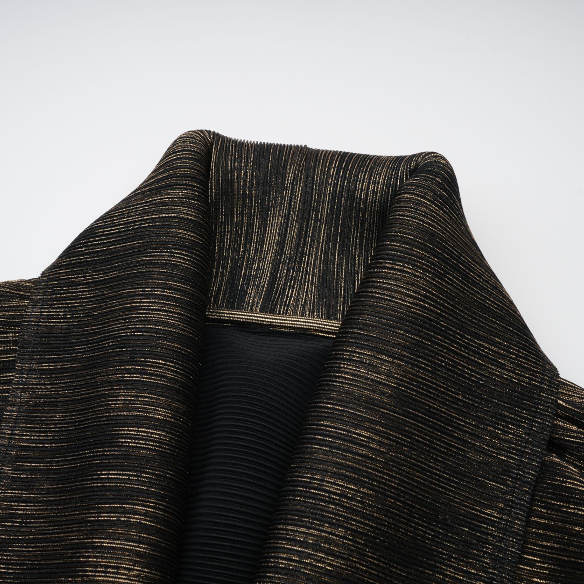 طقم دكستارد مكون من بلوزة وتنورة متطابقة باللون الأسود المذهب