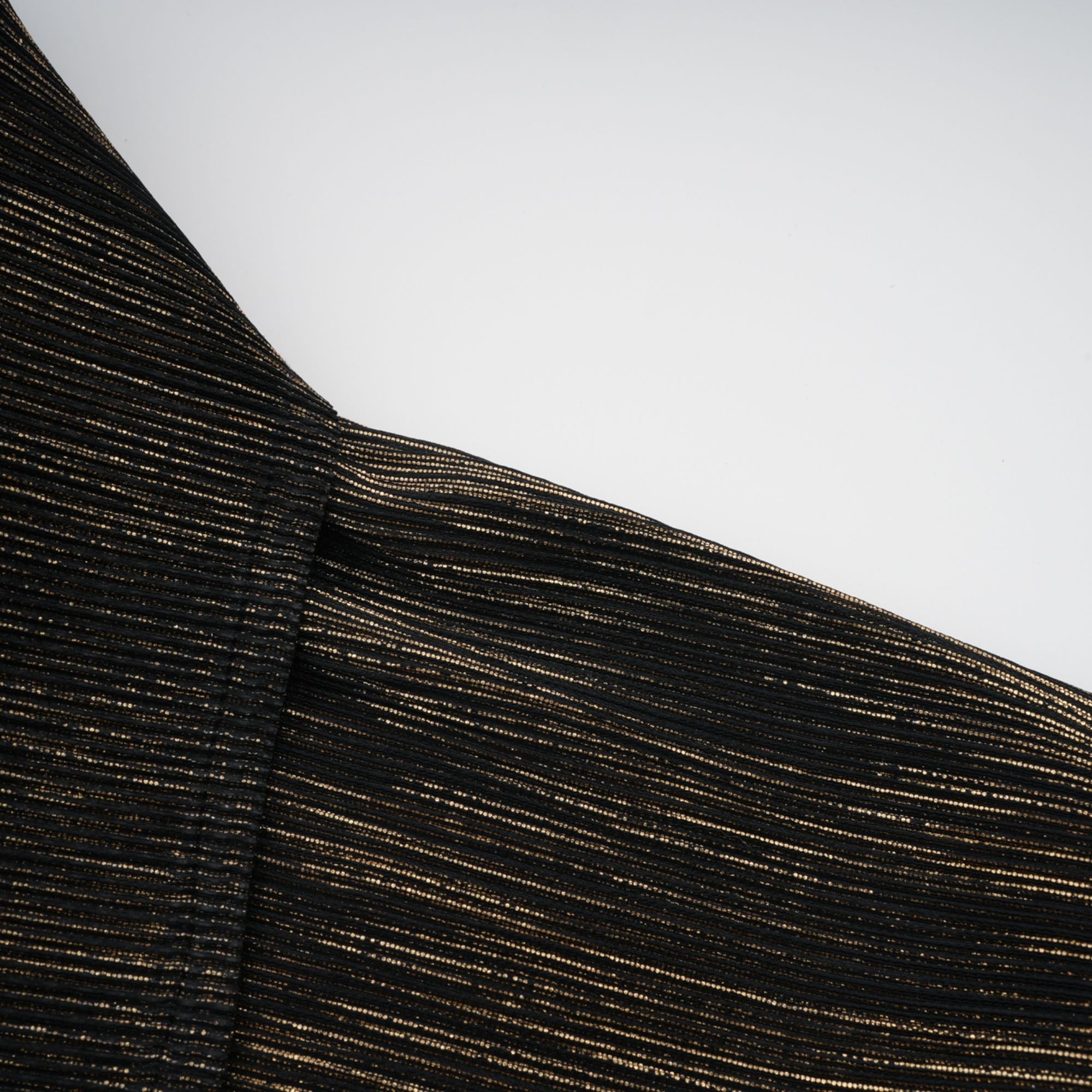 طقم دكستارد مكون من بلوزة وتنورة متطابقة باللون الأسود المذهب