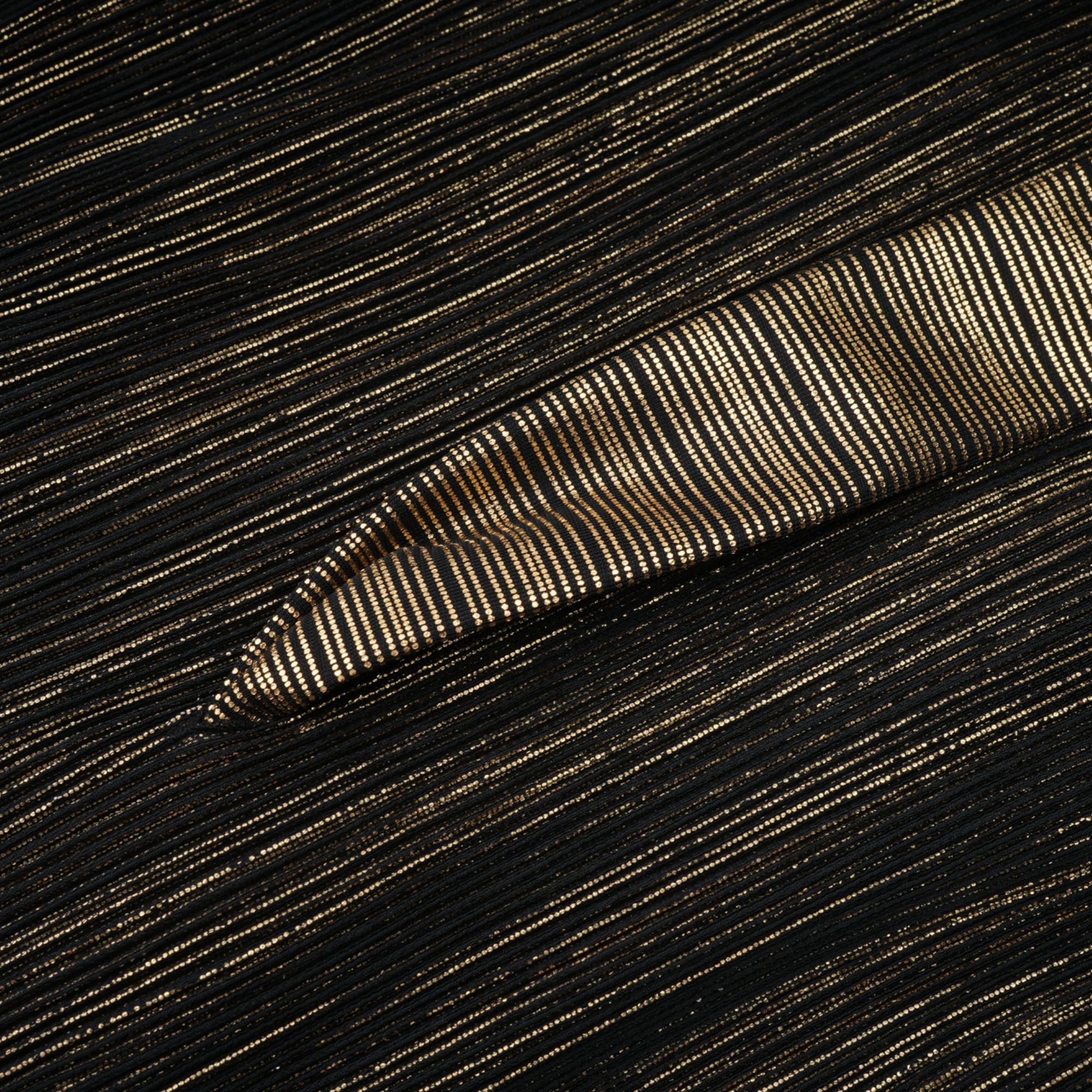 طقم دكستارد مكون من بلوزة وتنورة متطابقة باللون الأسود المذهب