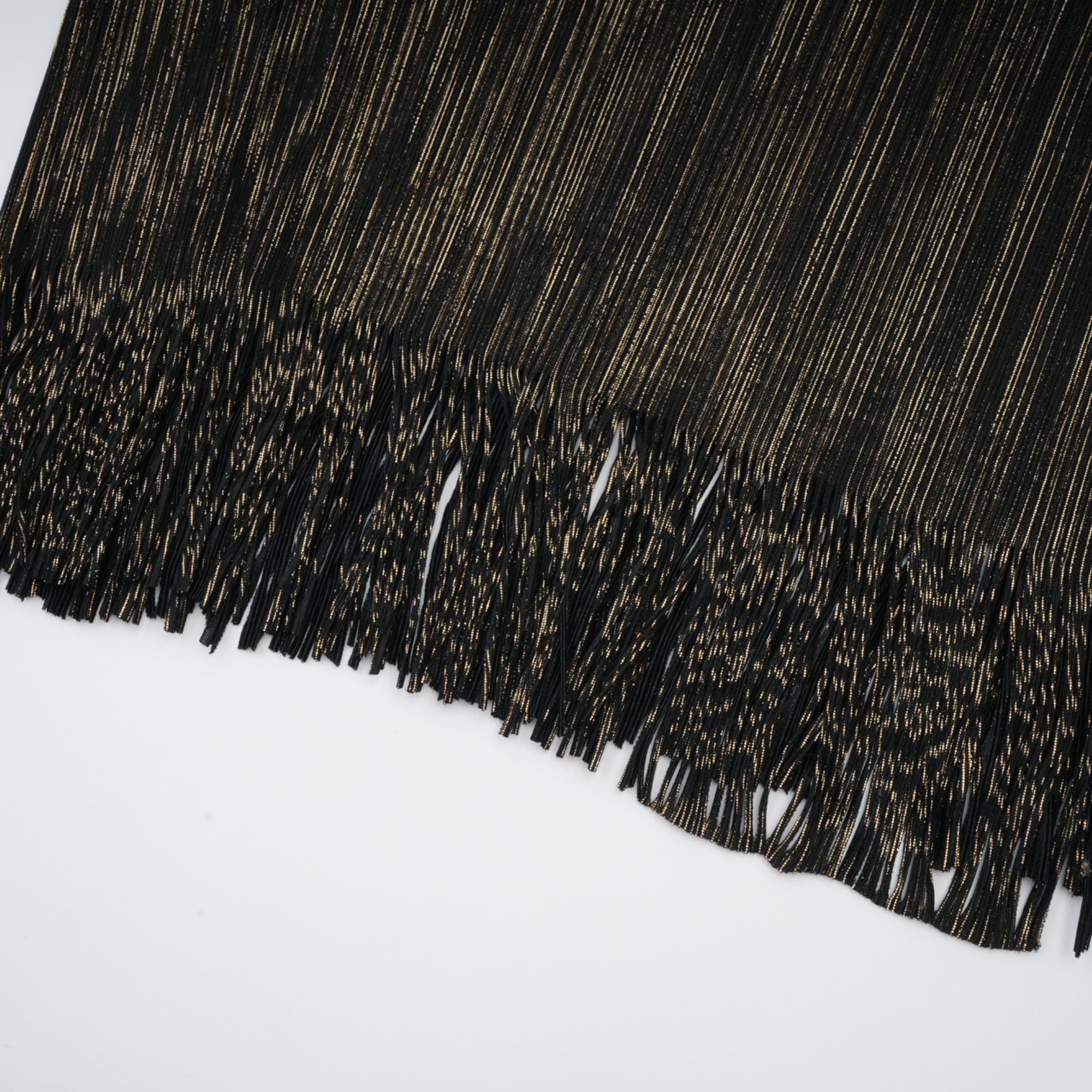 طقم دكستارد مكون من بلوزة وتنورة متطابقة باللون الأسود المذهب