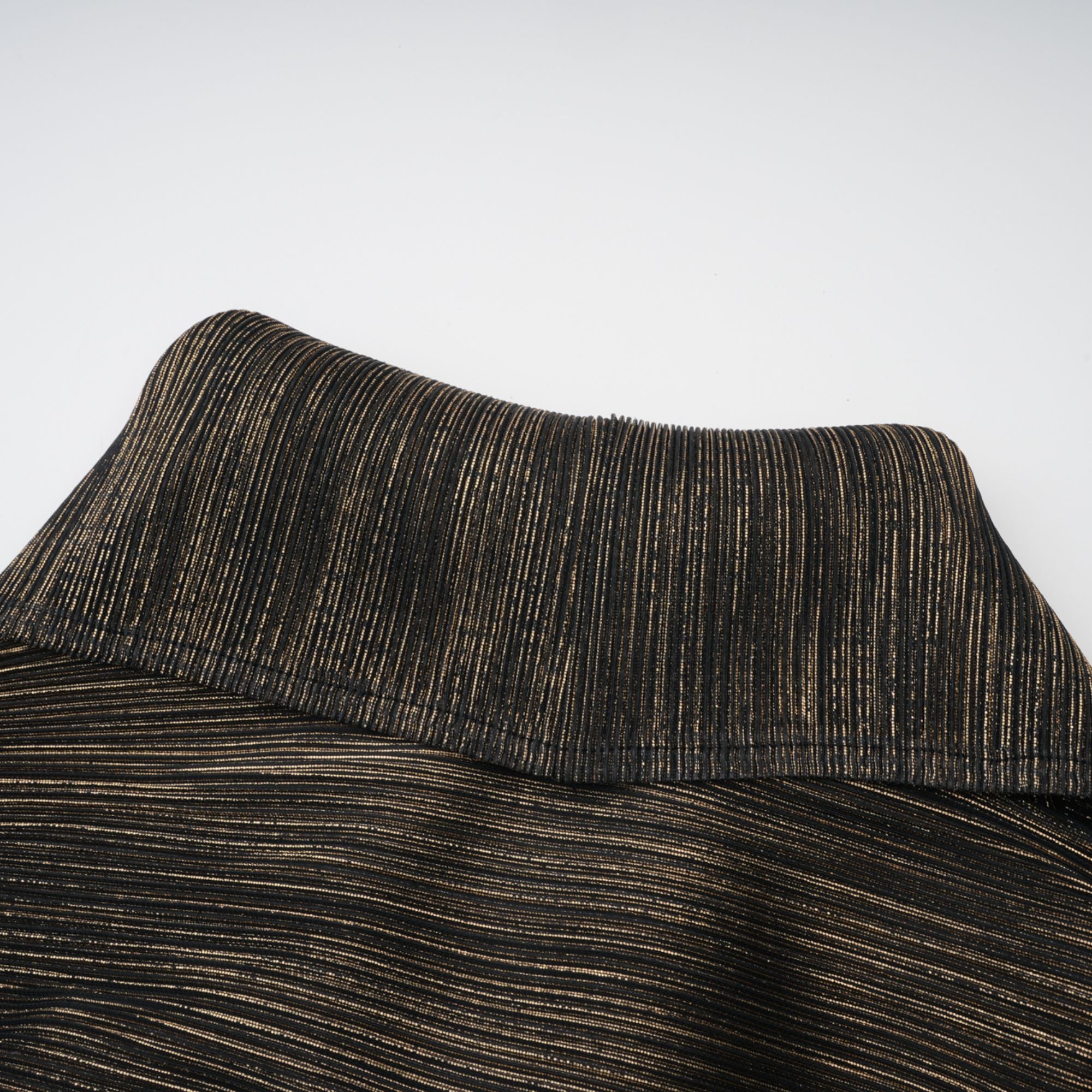 طقم دكستارد مكون من بلوزة وتنورة متطابقة باللون الأسود المذهب