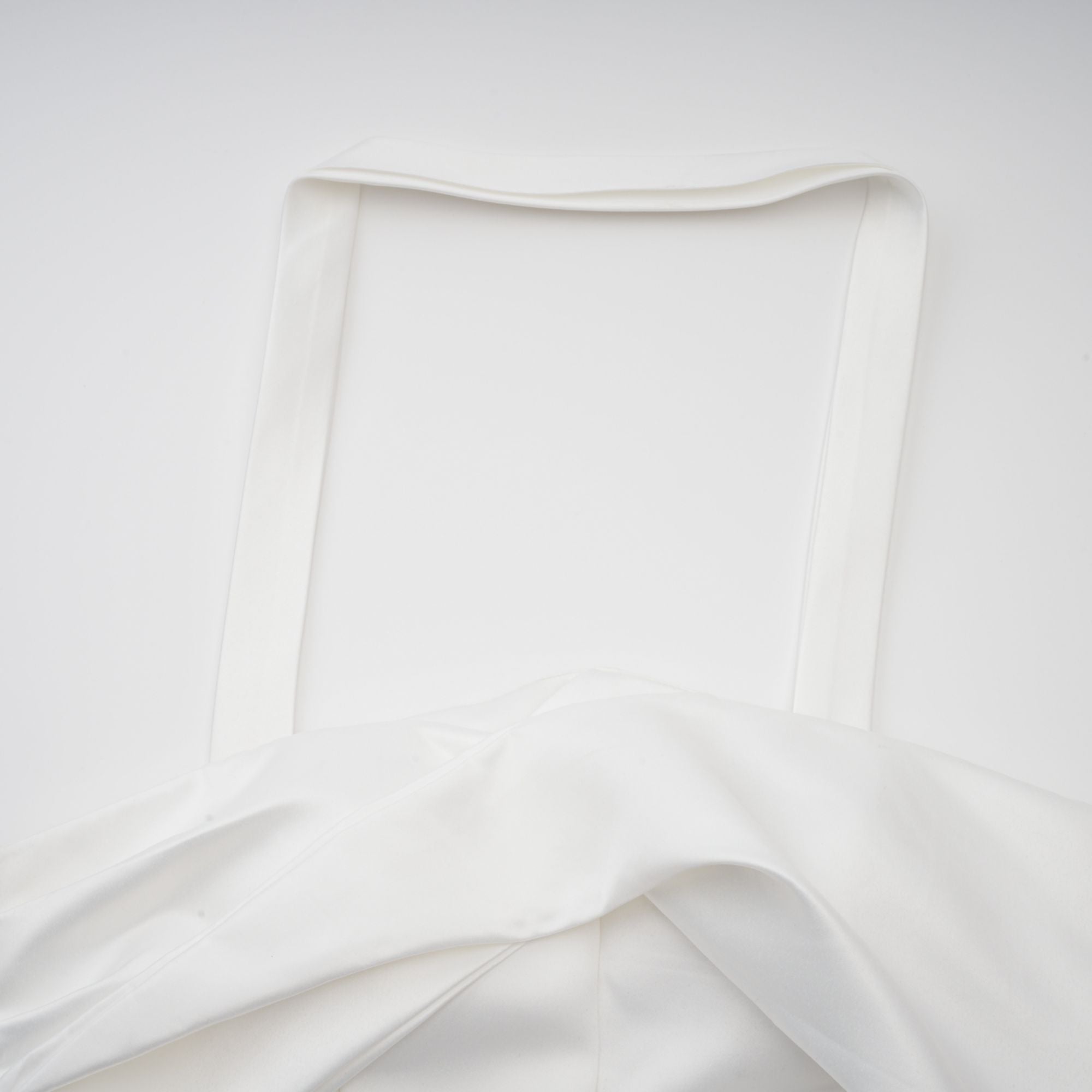 فستان أوليفيا الأبيض القصير ذو الرقبة المكشكشة