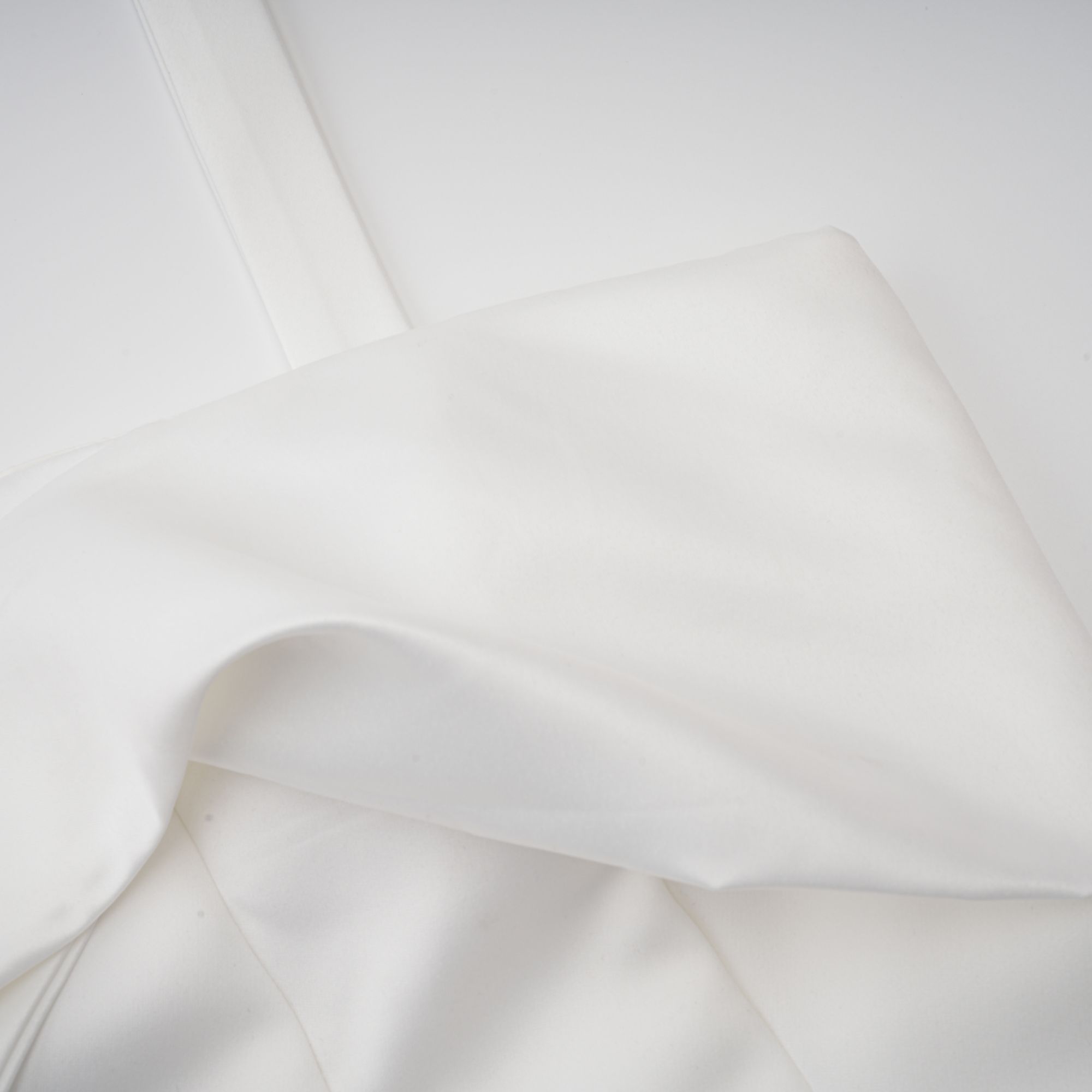 فستان أوليفيا الأبيض القصير ذو الرقبة المكشكشة