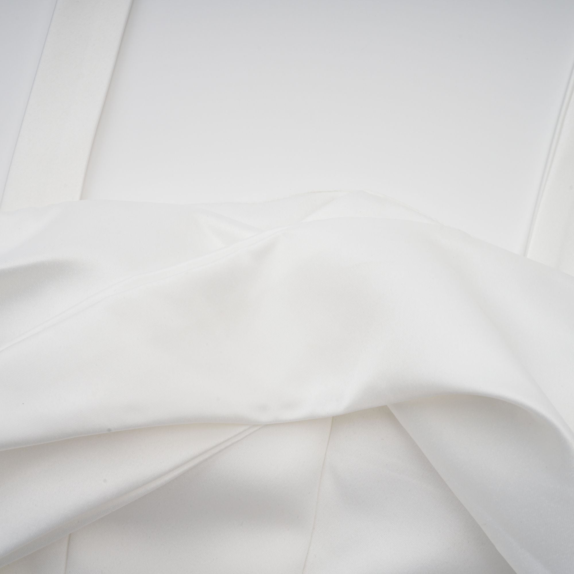 فستان أوليفيا الأبيض القصير ذو الرقبة المكشكشة