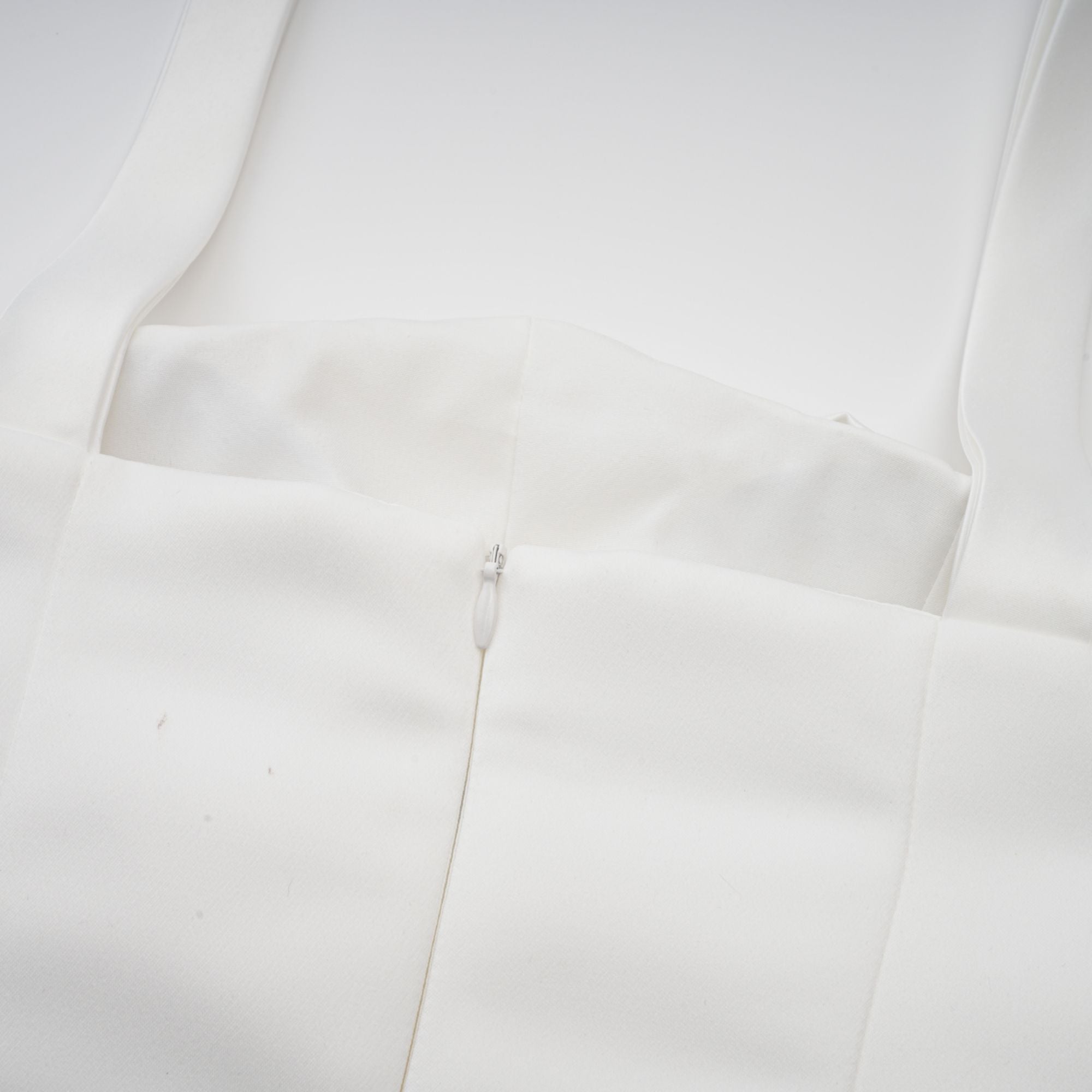 فستان أوليفيا الأبيض القصير ذو الرقبة المكشكشة