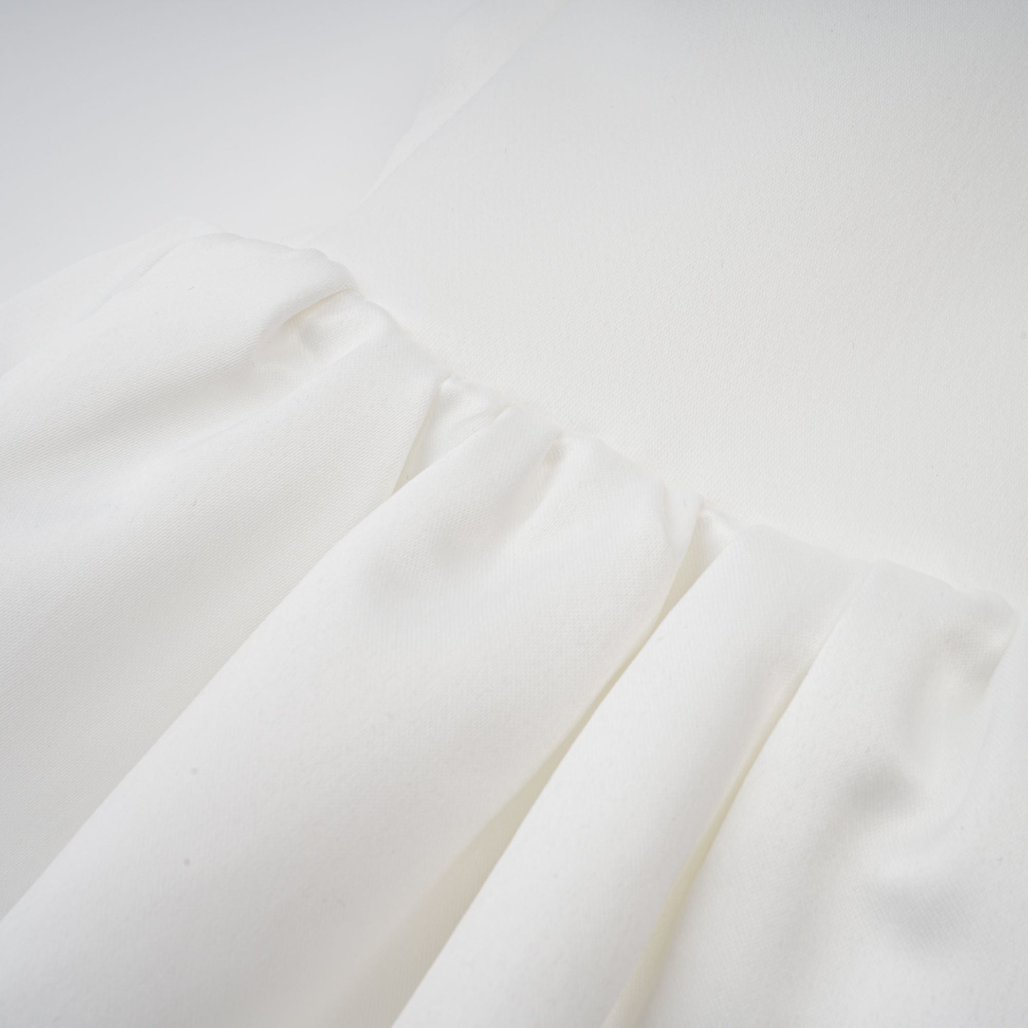 فستان أوليفيا الأبيض القصير ذو الرقبة المكشكشة