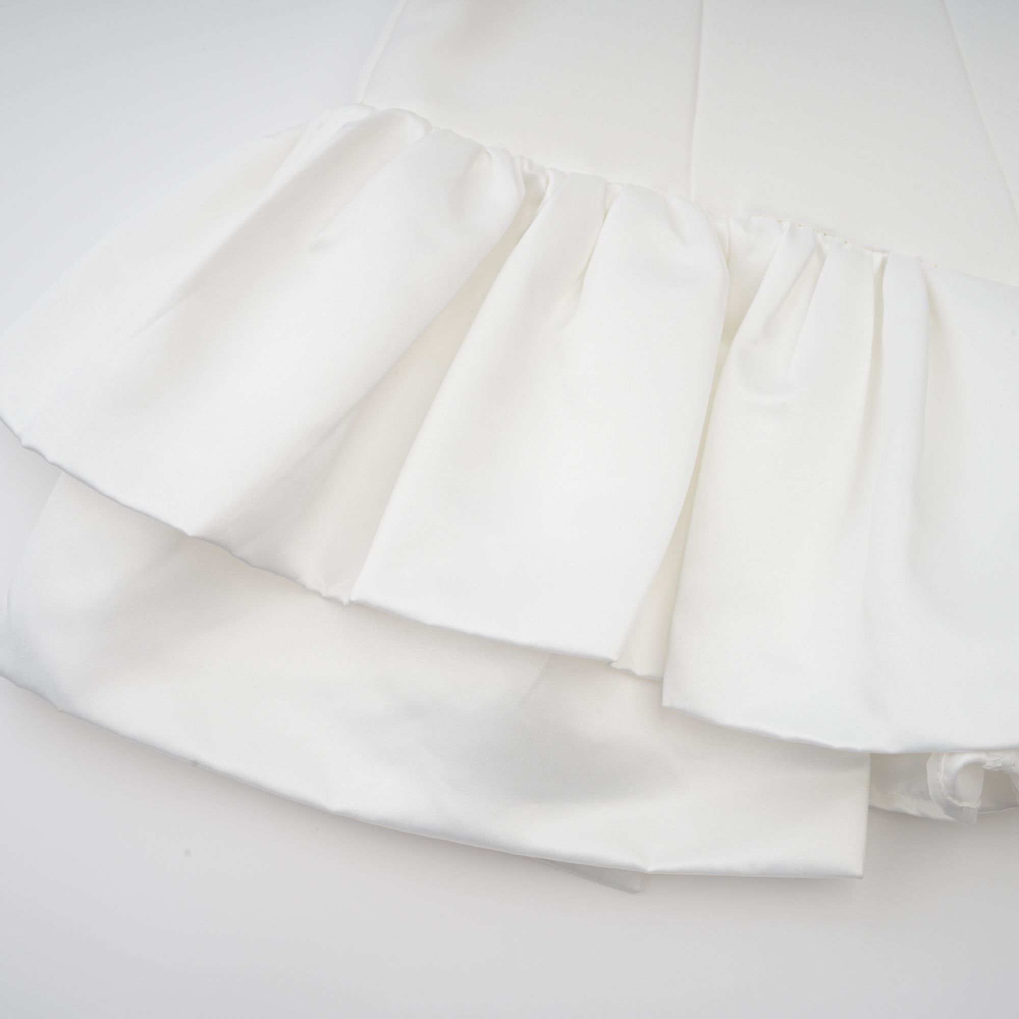 فستان أوليفيا الأبيض القصير ذو الرقبة المكشكشة