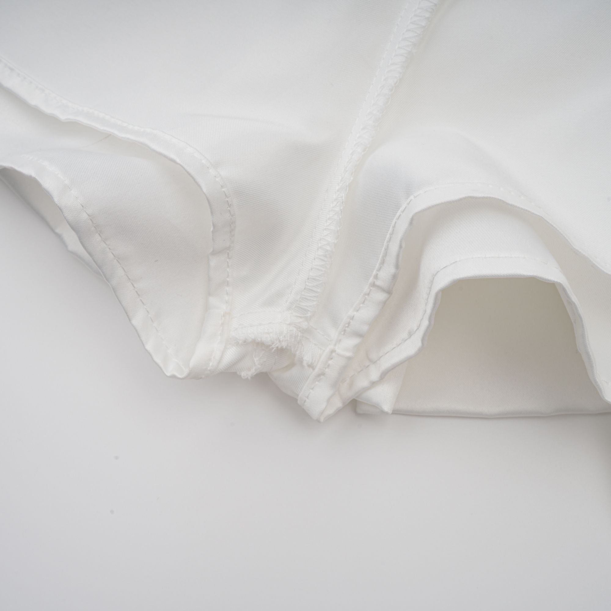 فستان أوليفيا الأبيض القصير ذو الرقبة المكشكشة