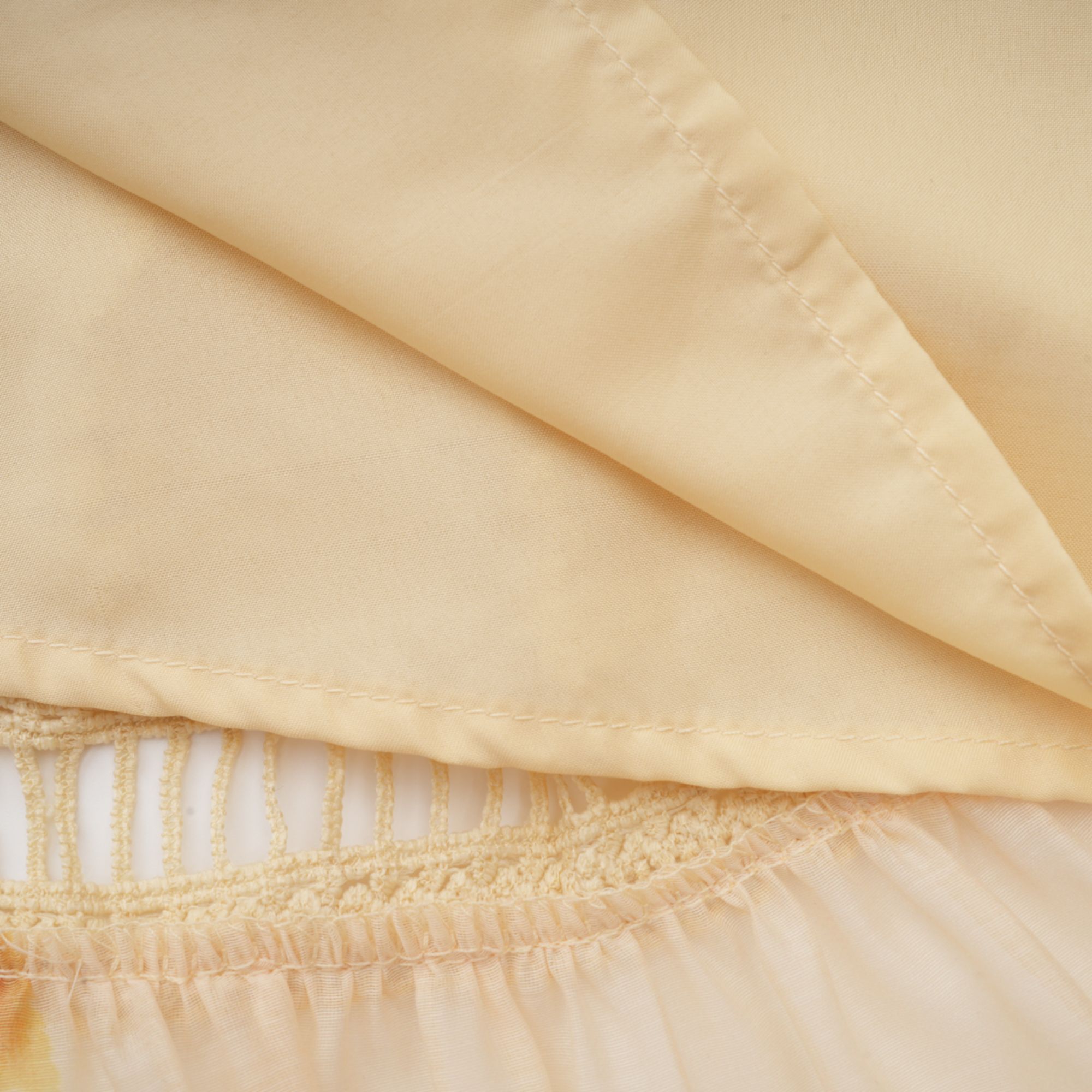 Éva – Set aus gelber Bluse und Rock mit Blumenmuster (Endverkauf – nur in den USA)