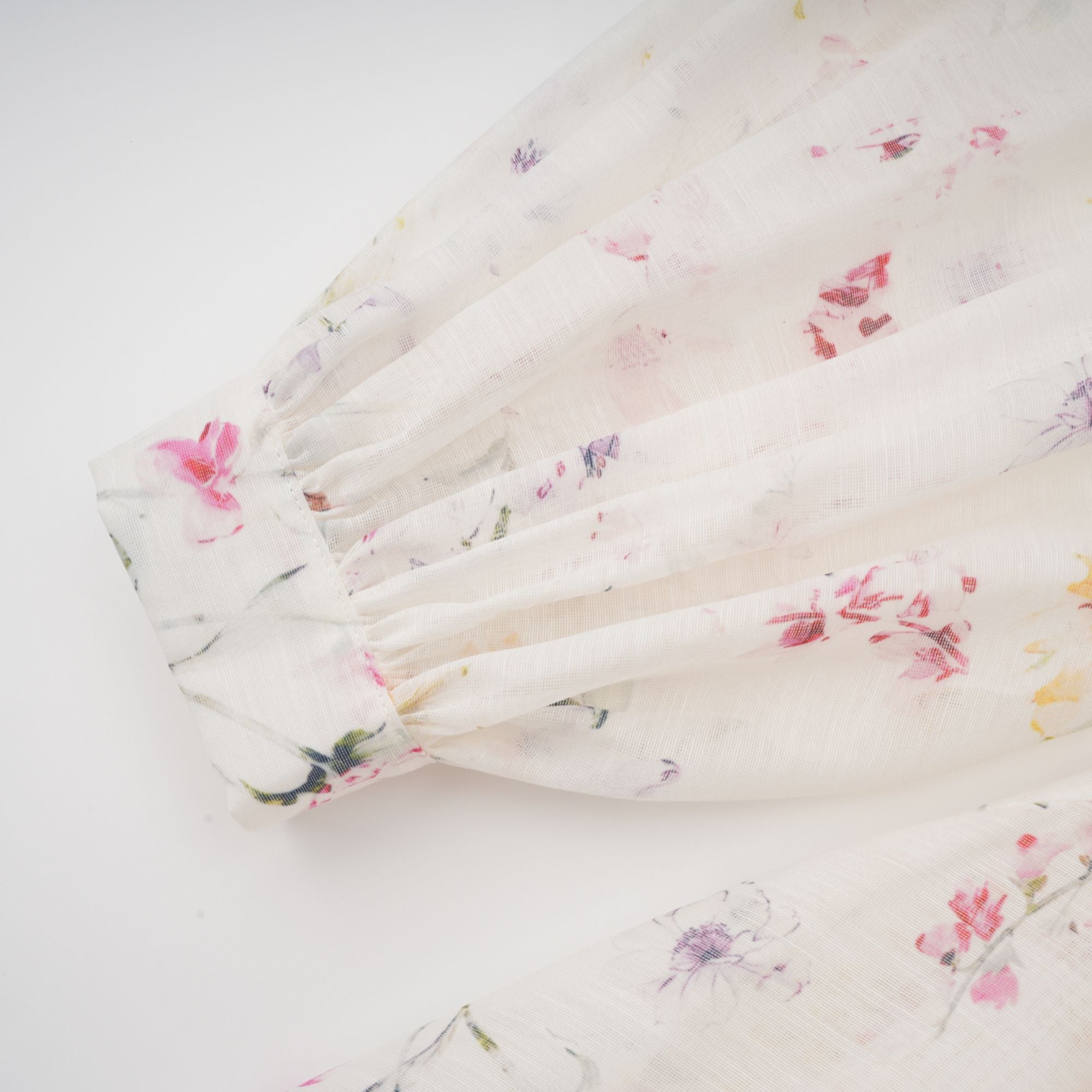 فستان زوي متوسط الطول بطبعة زهور باللون الأبيض