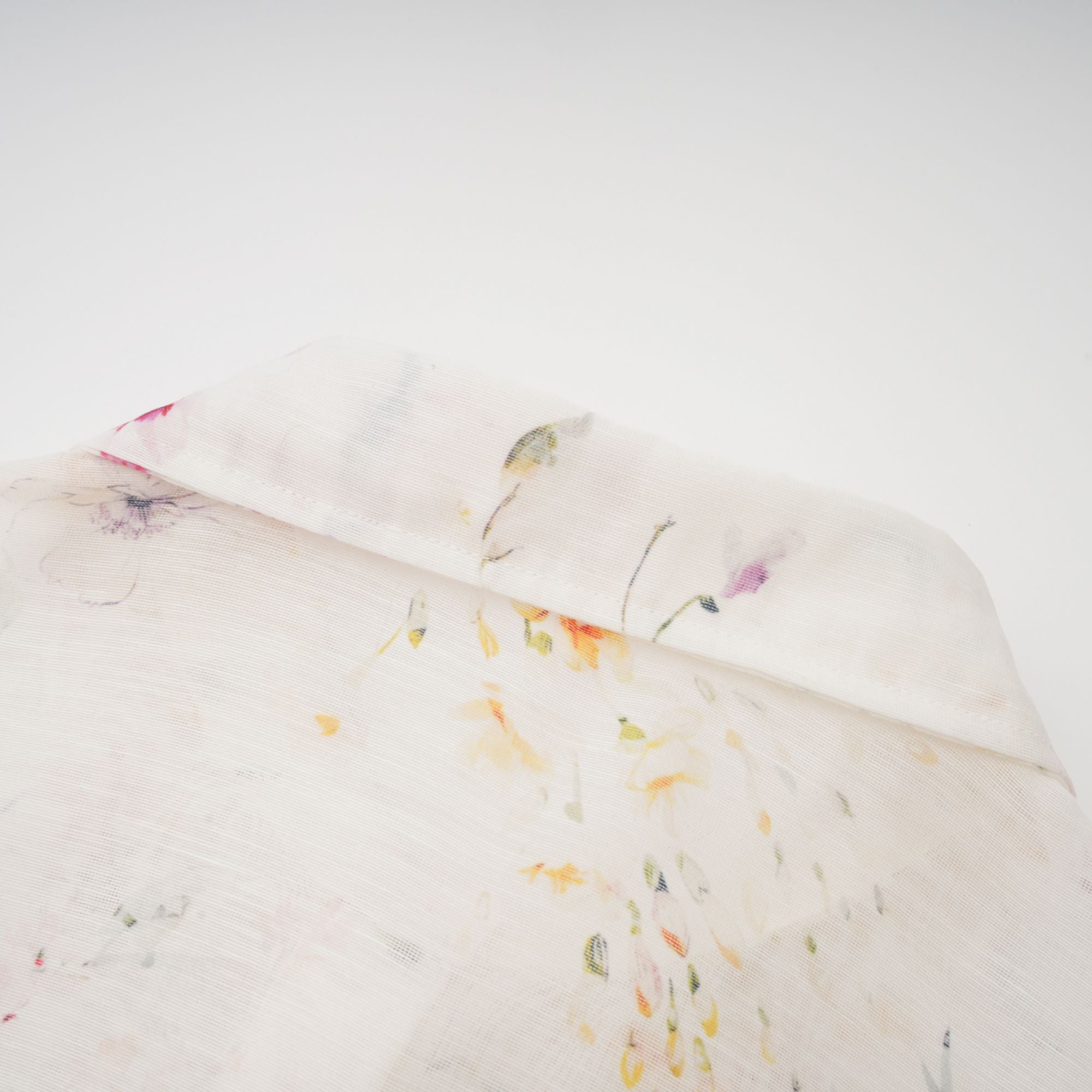 فستان زوي متوسط الطول بطبعة زهور باللون الأبيض