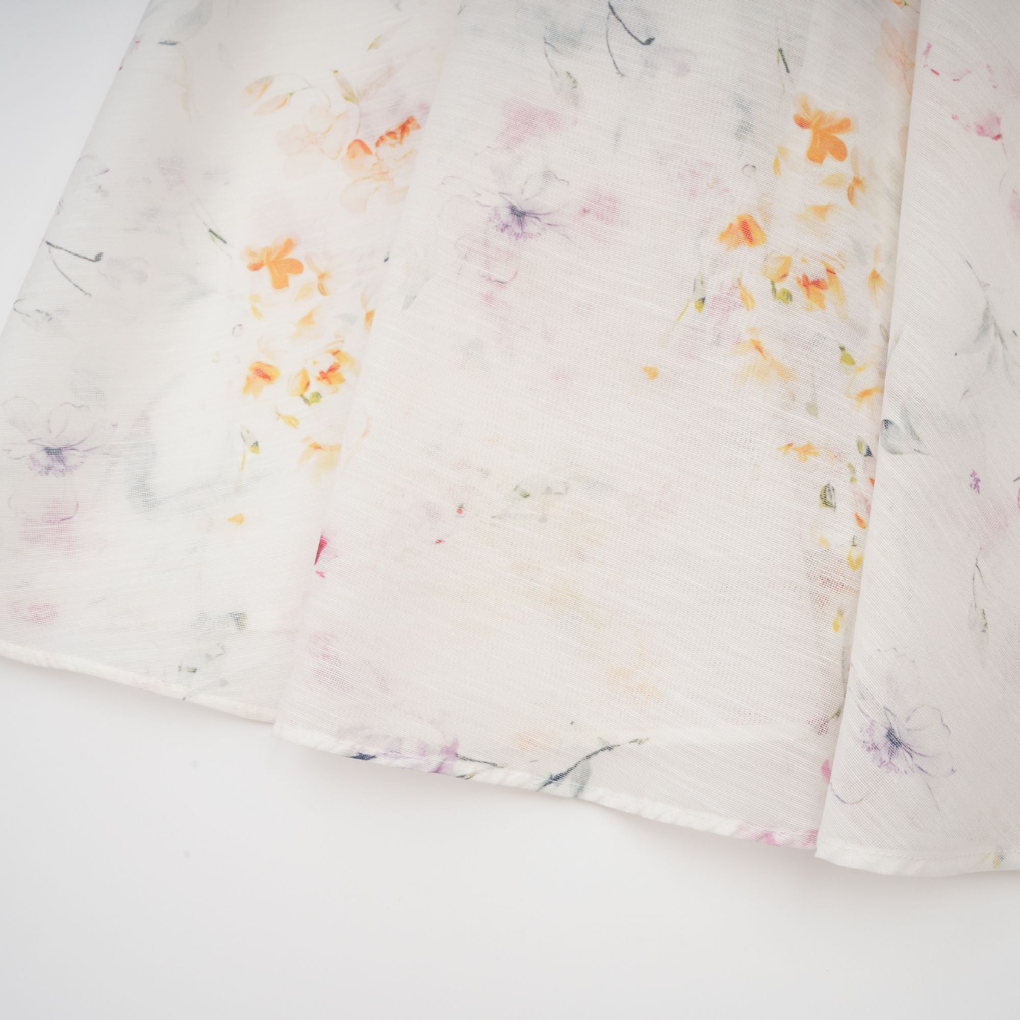 فستان زوي متوسط الطول بطبعة زهور باللون الأبيض