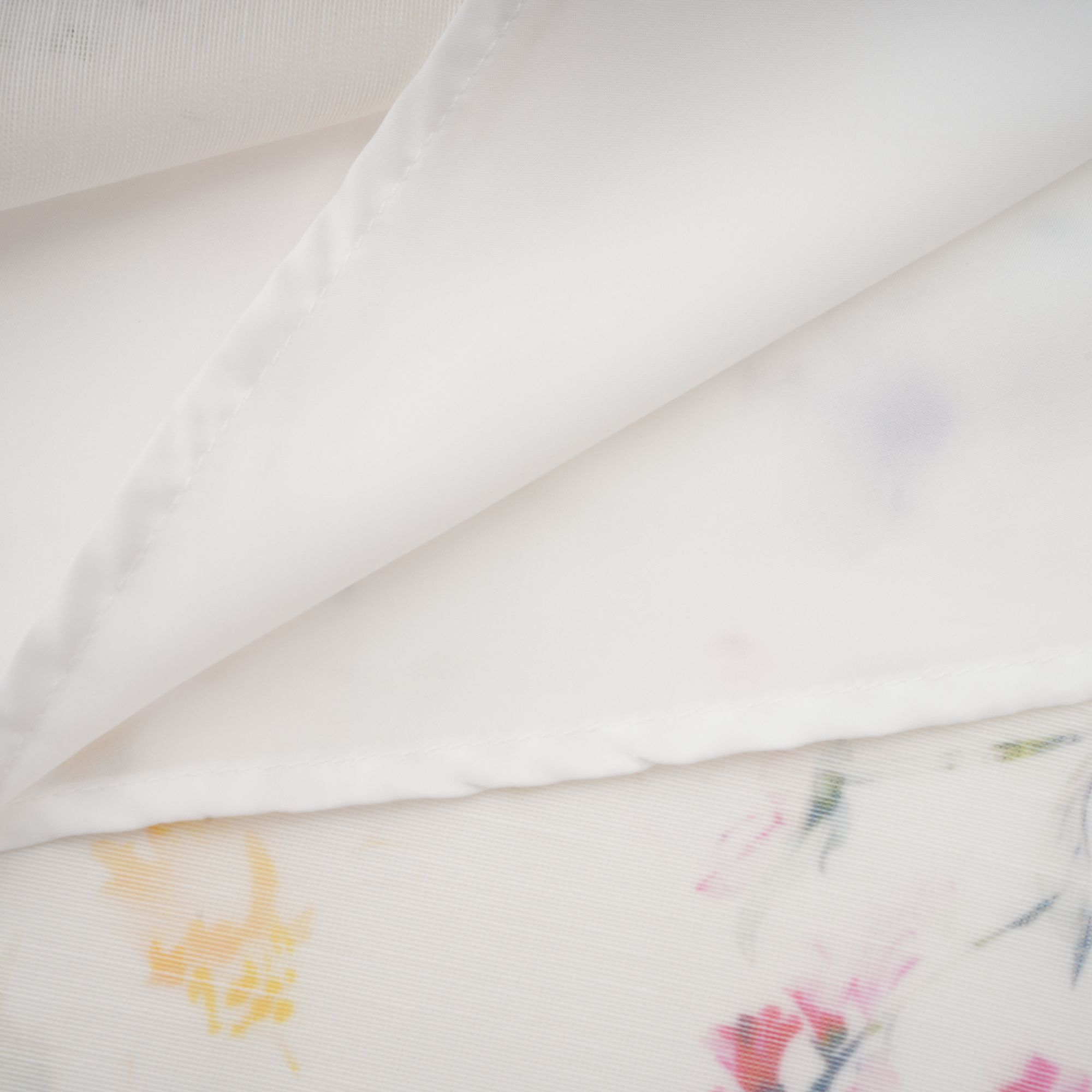 فستان زوي متوسط الطول بطبعة زهور باللون الأبيض