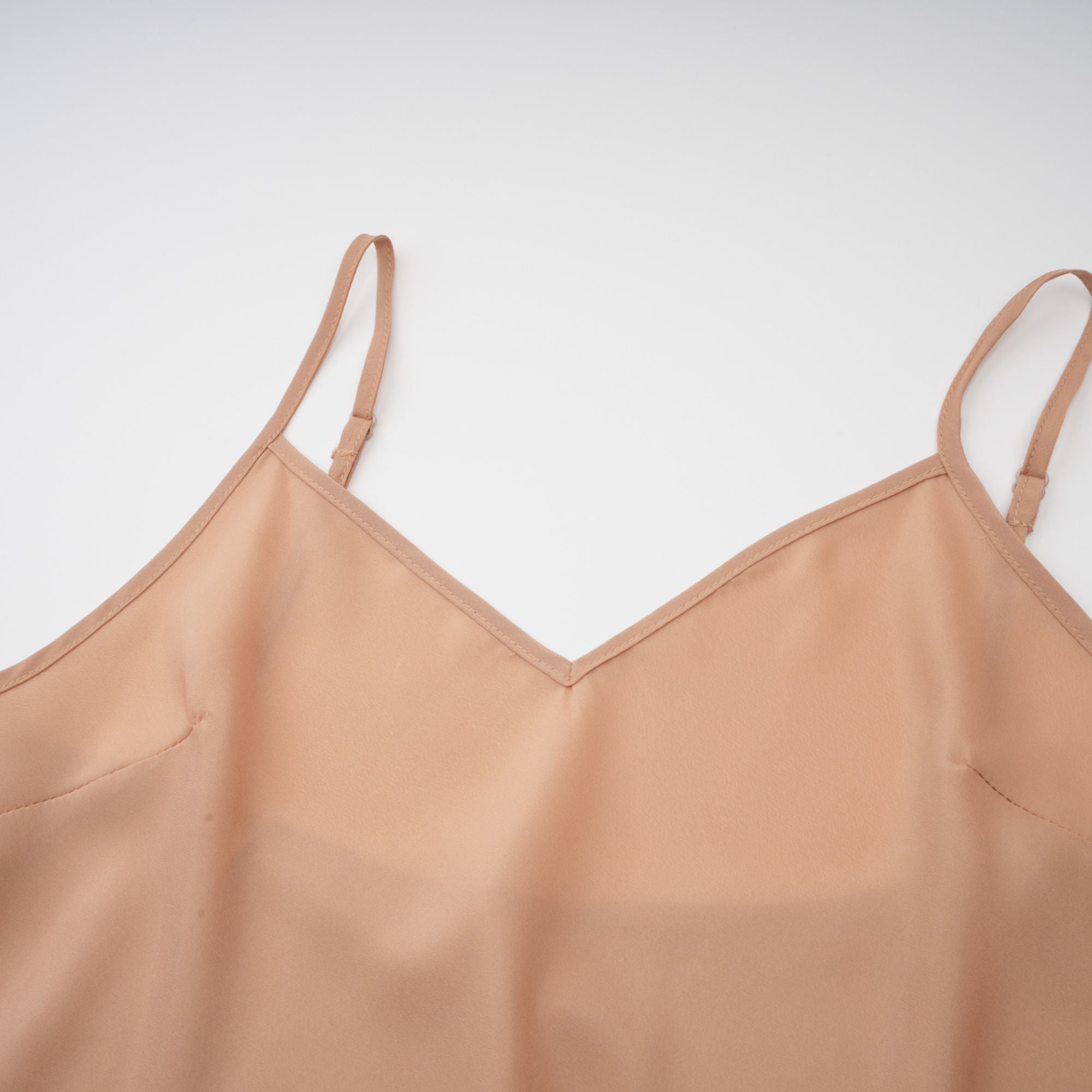 فستان أريان ميدي من الدانتيل والكروشيه باللون الأزرق البحري