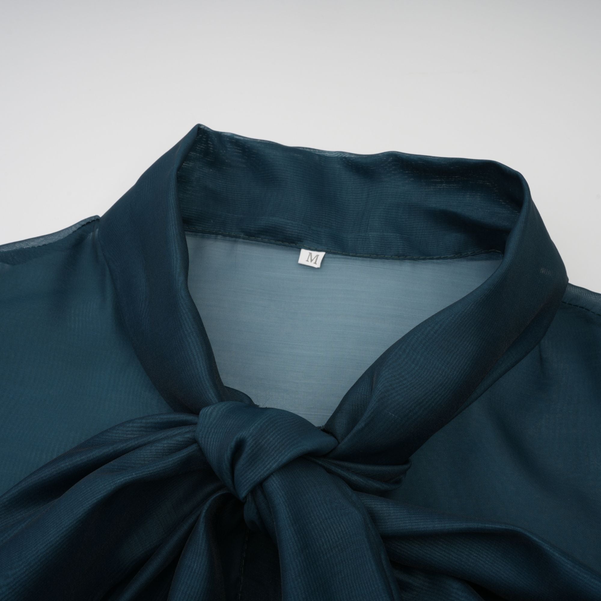 طقم قميص وتنورة متناسقين من زوي برباط عنق أخضر داكن