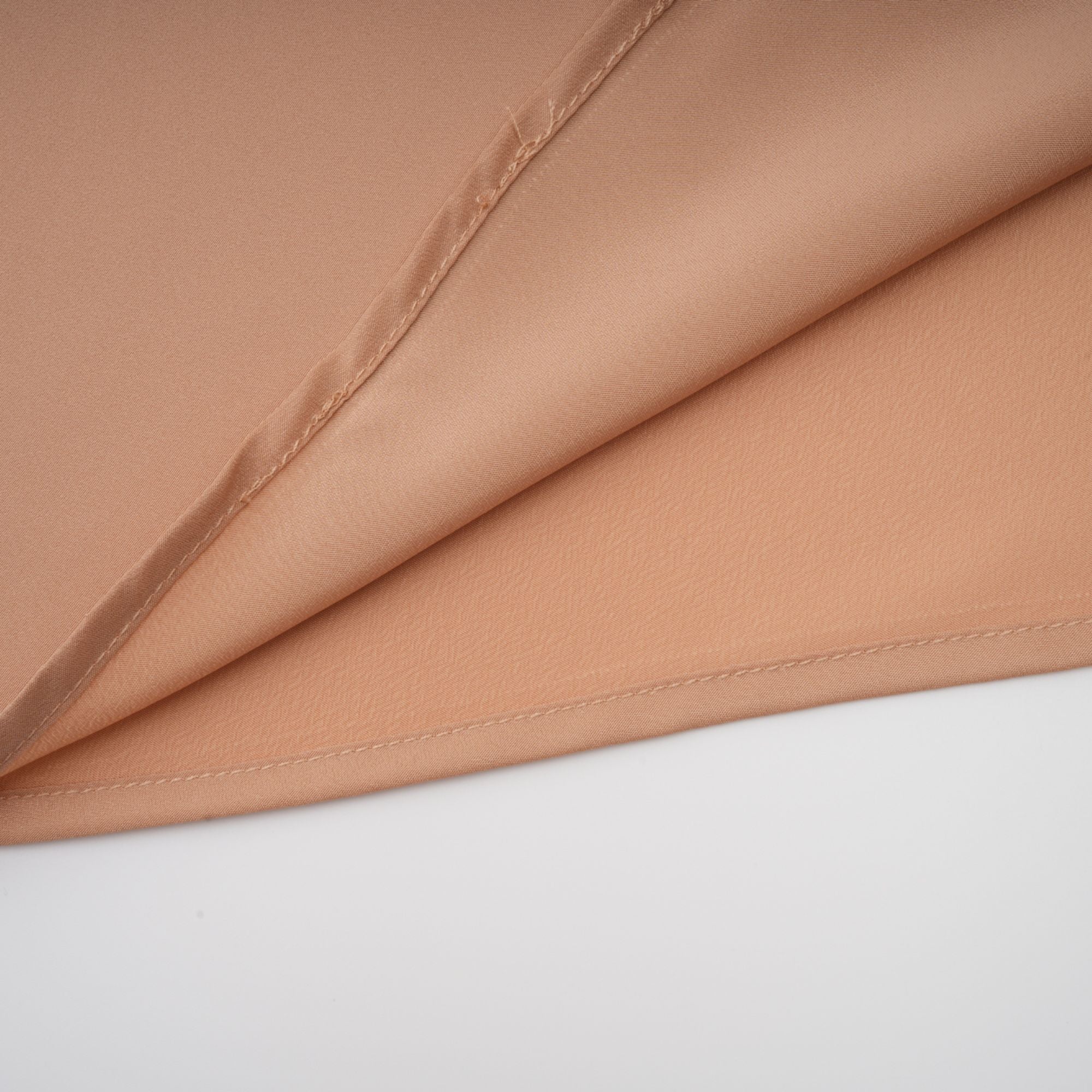 فستان أريان ميدي من الدانتيل والكروشيه باللون الأزرق البحري