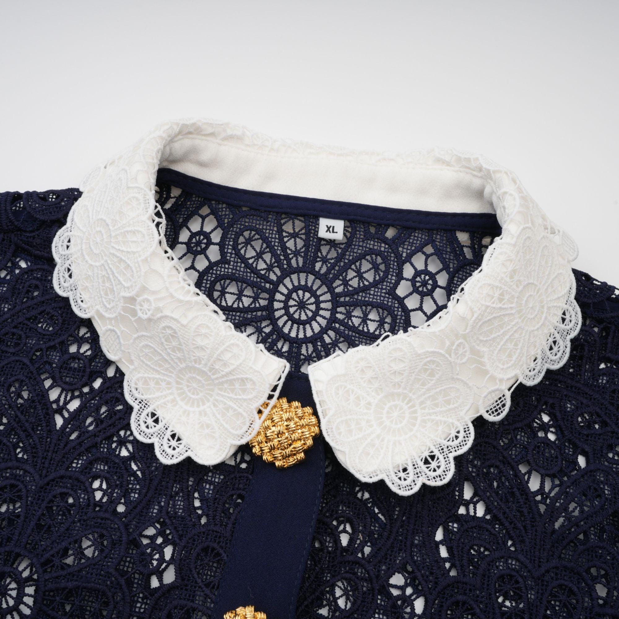 فستان أريان ميدي من الدانتيل والكروشيه باللون الأزرق البحري