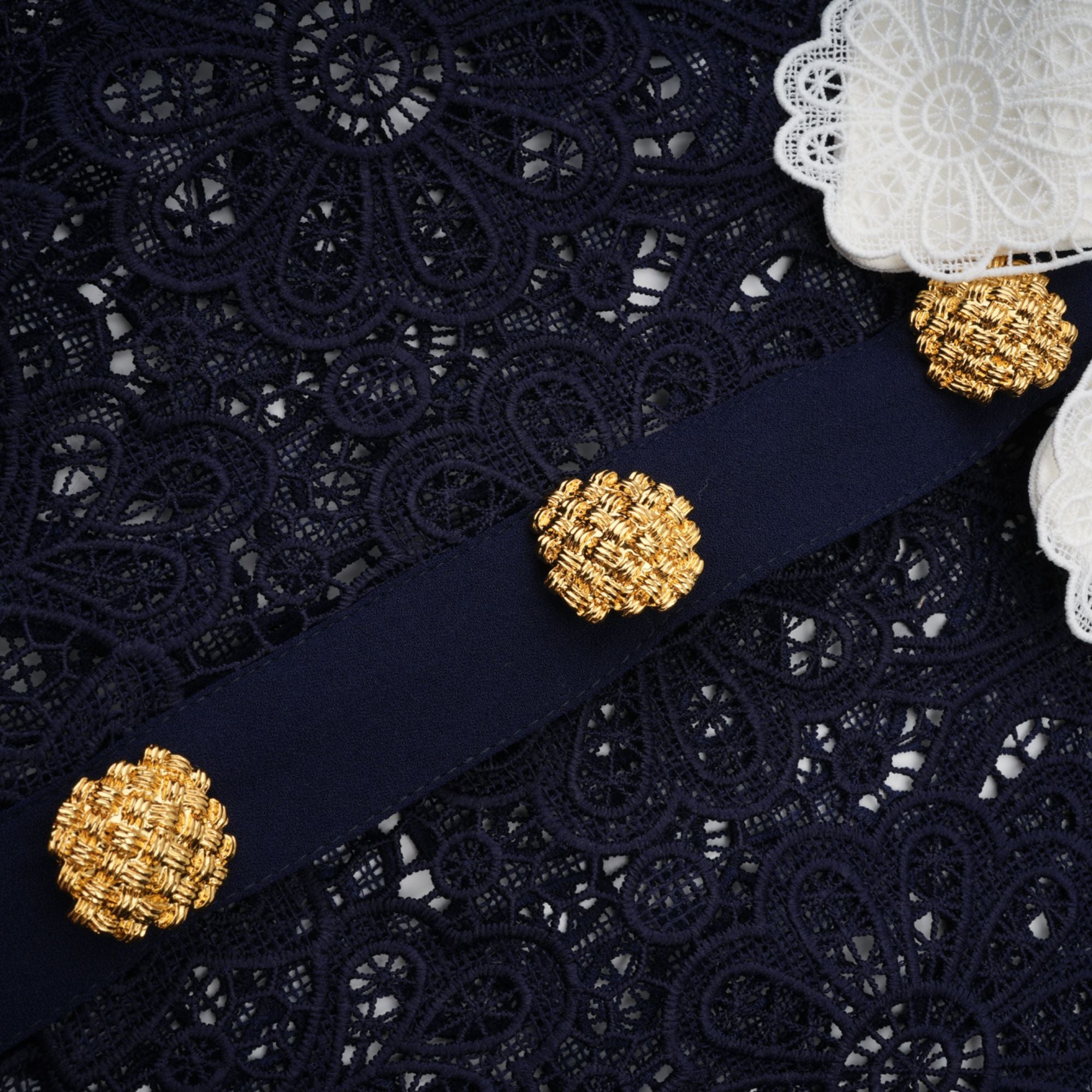 فستان أريان ميدي من الدانتيل والكروشيه باللون الأزرق البحري