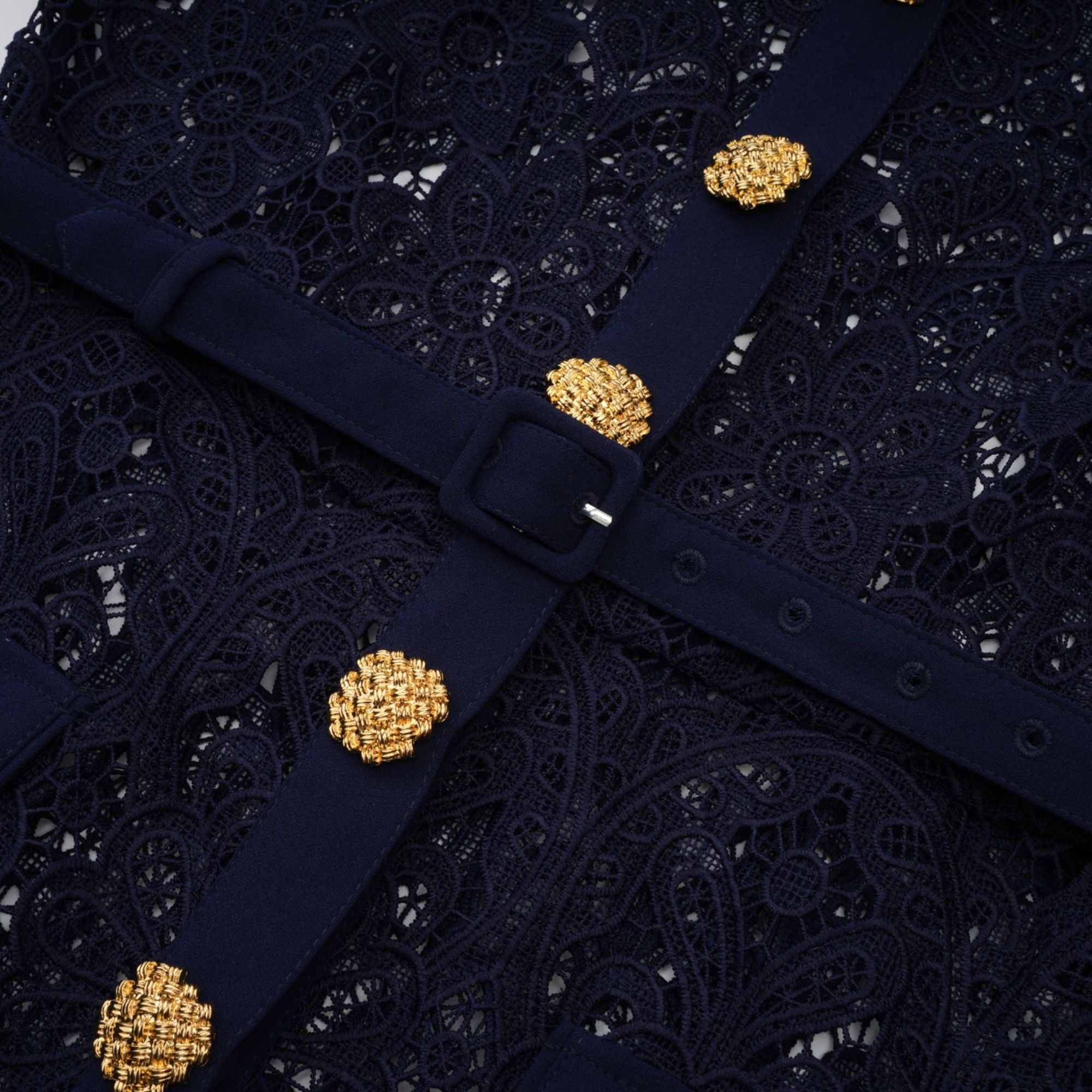 فستان أريان ميدي من الدانتيل والكروشيه باللون الأزرق البحري