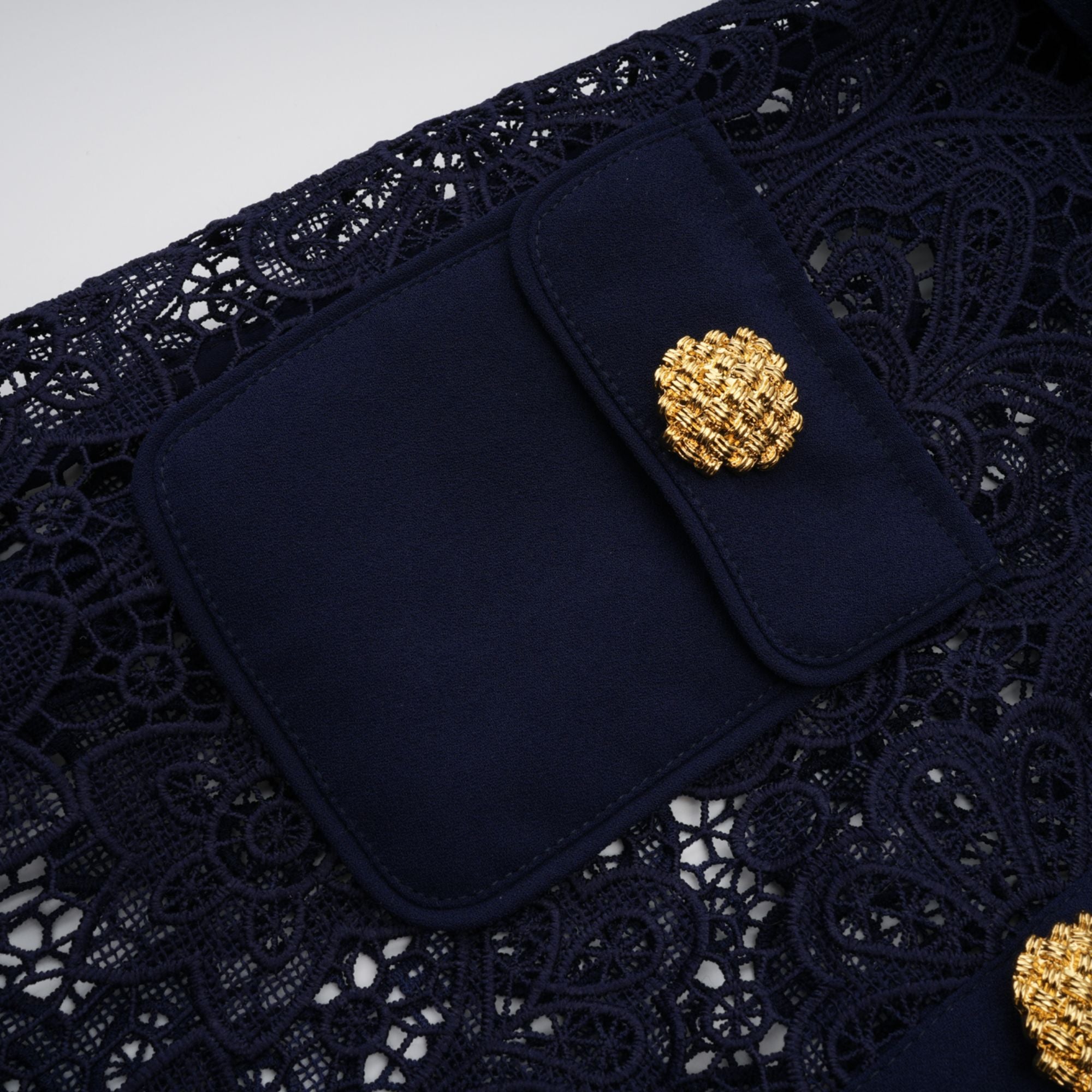 فستان أريان ميدي من الدانتيل والكروشيه باللون الأزرق البحري