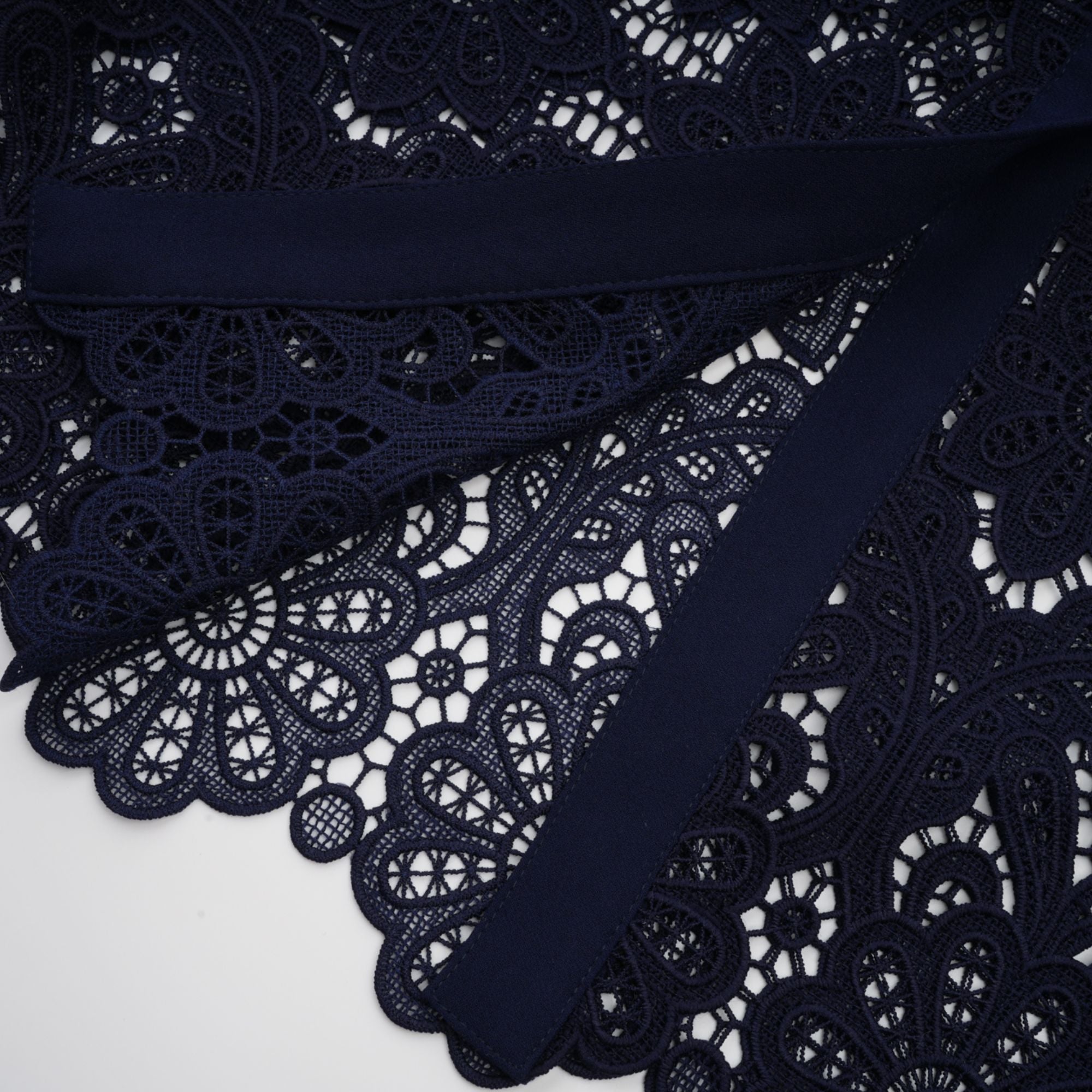 فستان أريان ميدي من الدانتيل والكروشيه باللون الأزرق البحري