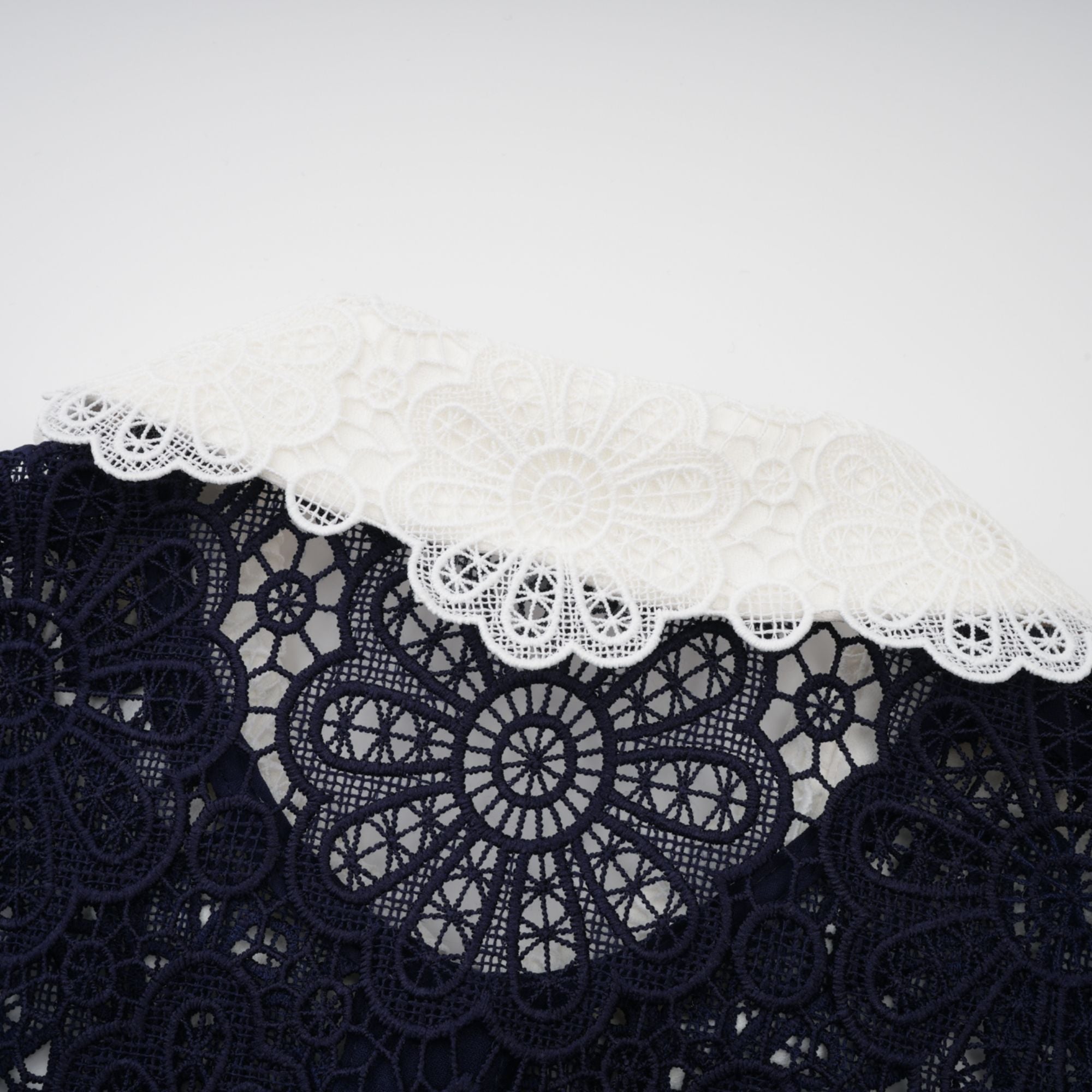 فستان أريان ميدي من الدانتيل والكروشيه باللون الأزرق البحري