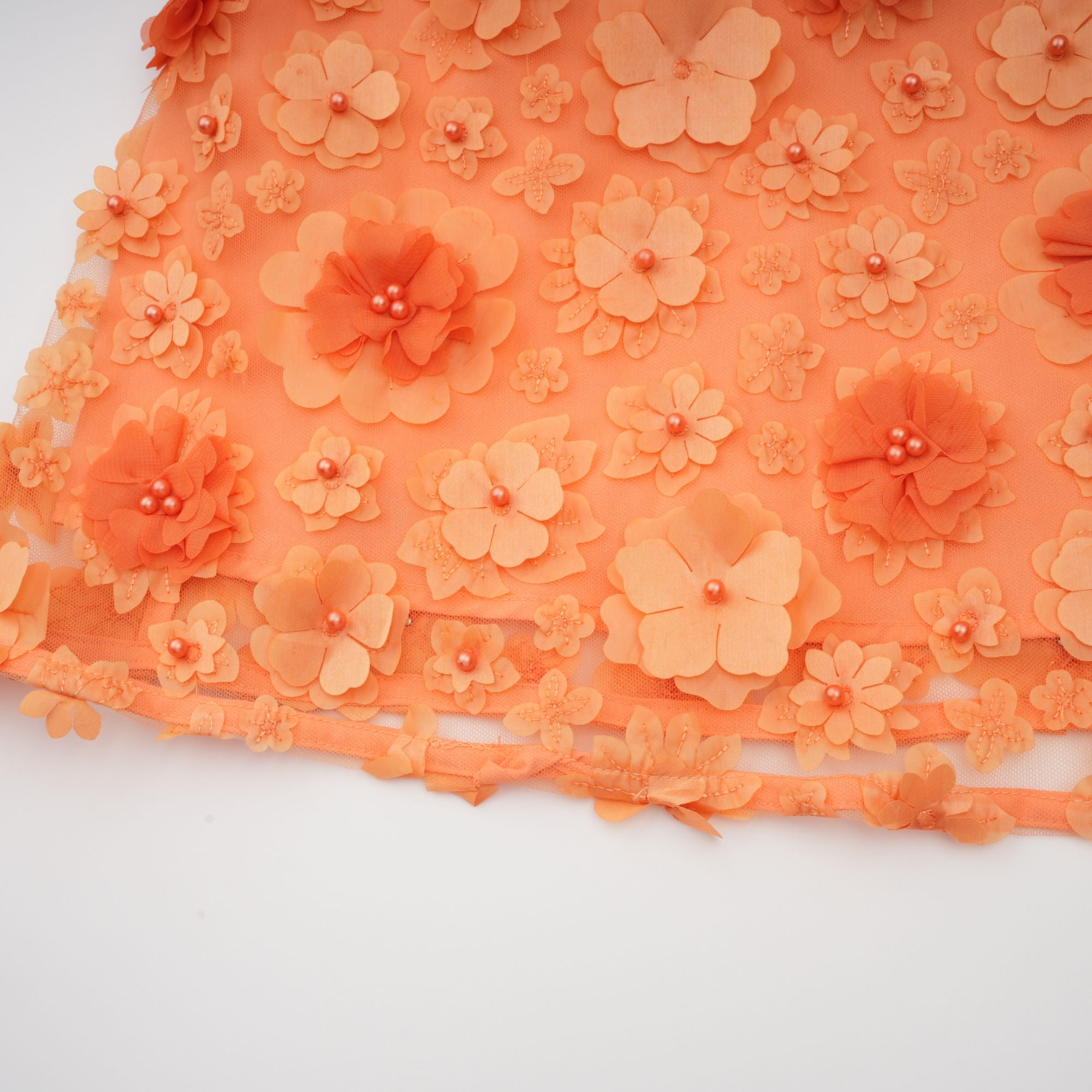 فستان قصير بزهرة صناعية برتقالي من تصميم Orphée