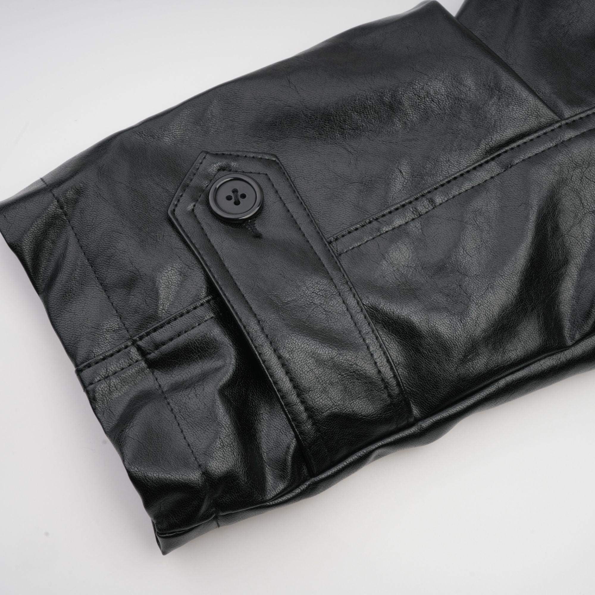 سترة فيرجيني الجلدية المبطنة والمقطوعة