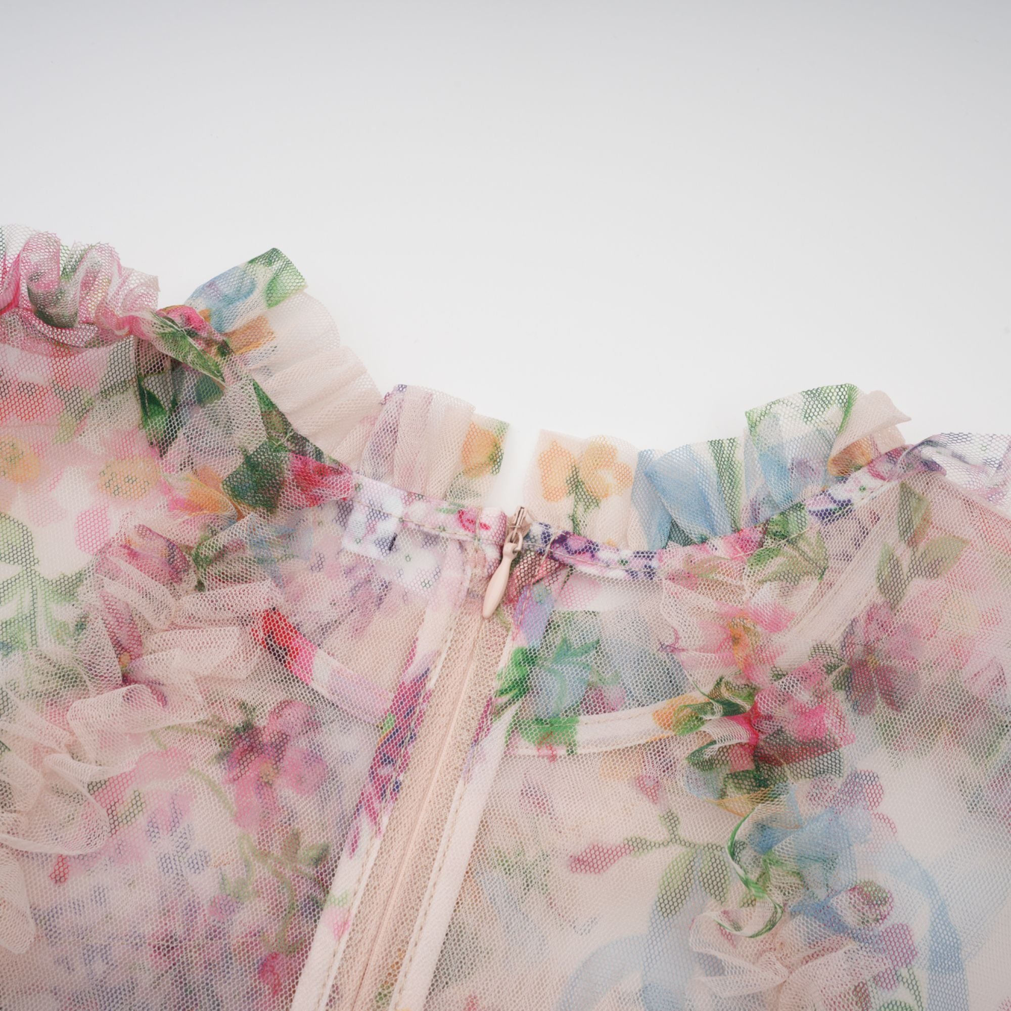 فستان كانديس متوسط الطول من التول مع كشكشة زهرية