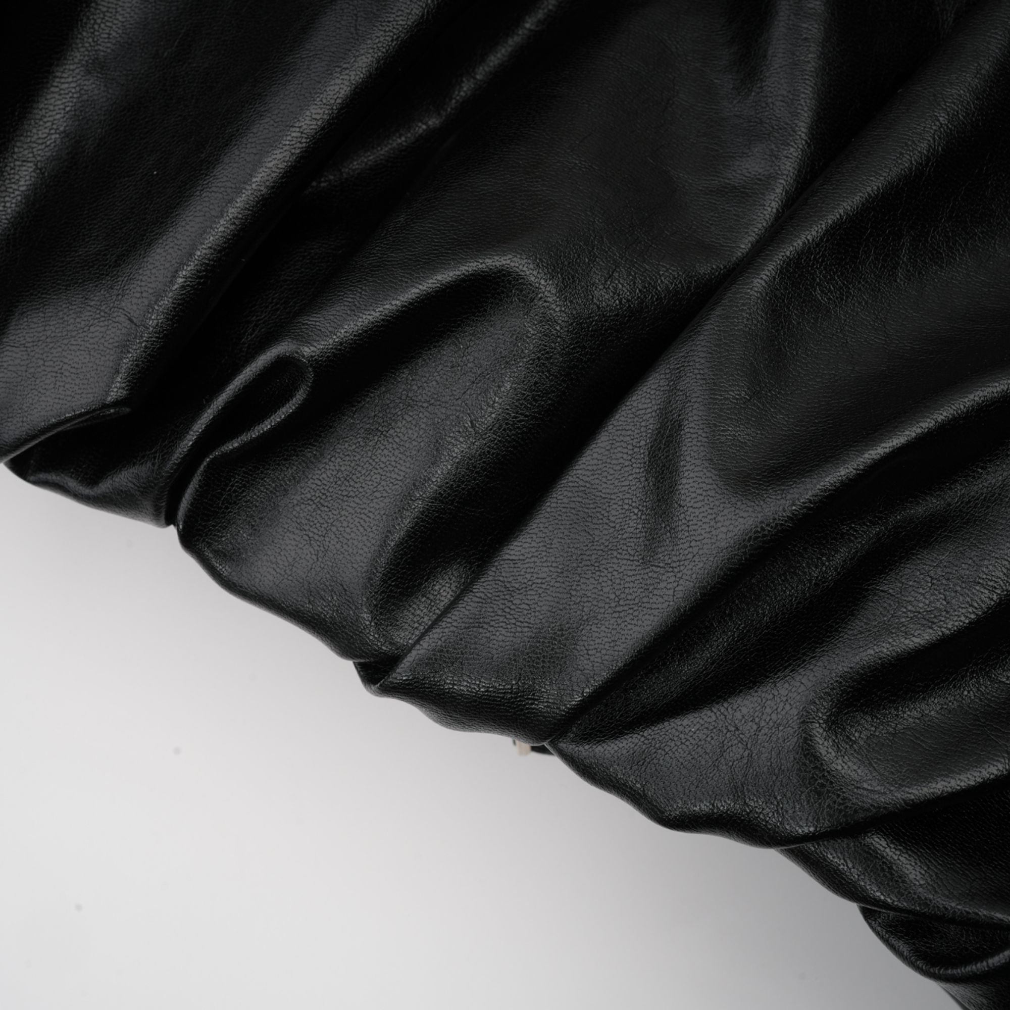 سترة فيرجيني الجلدية المبطنة والمقطوعة