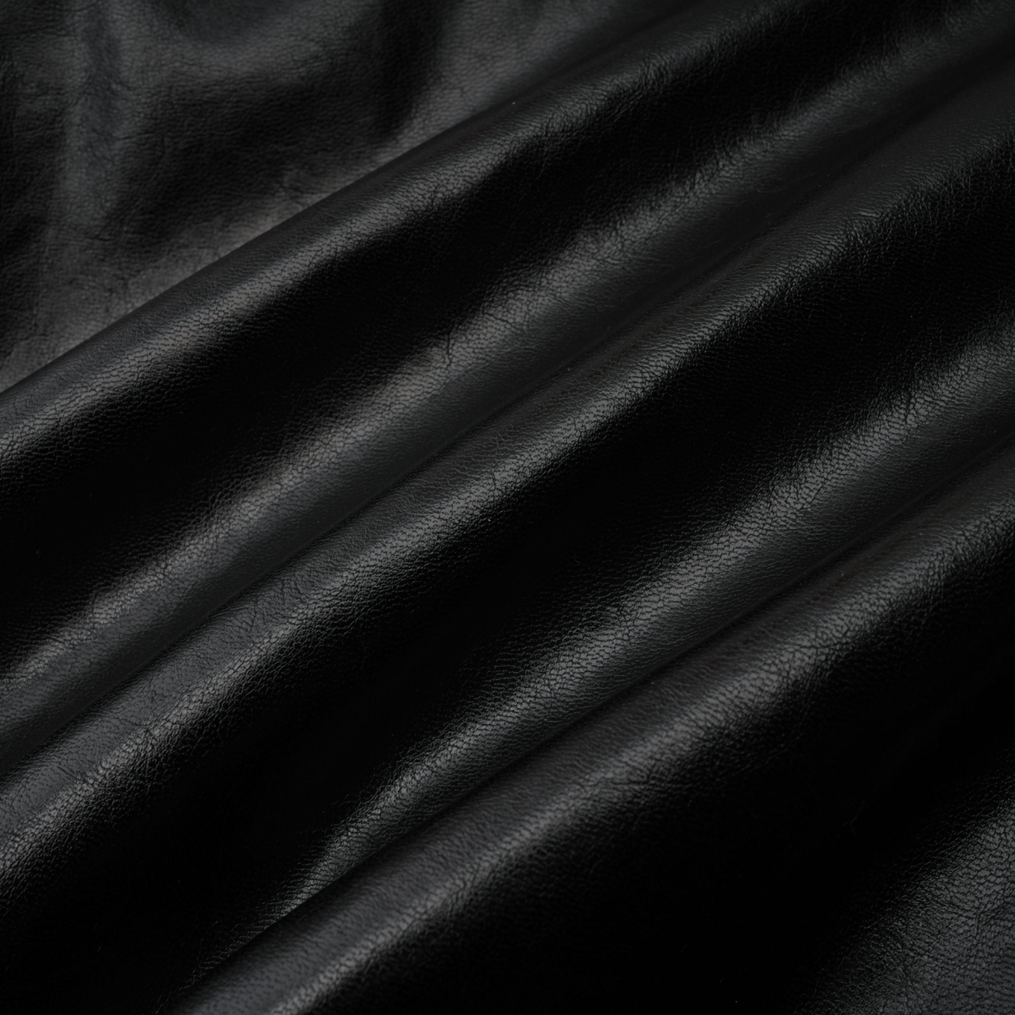 سترة فيرجيني الجلدية المبطنة والمقطوعة