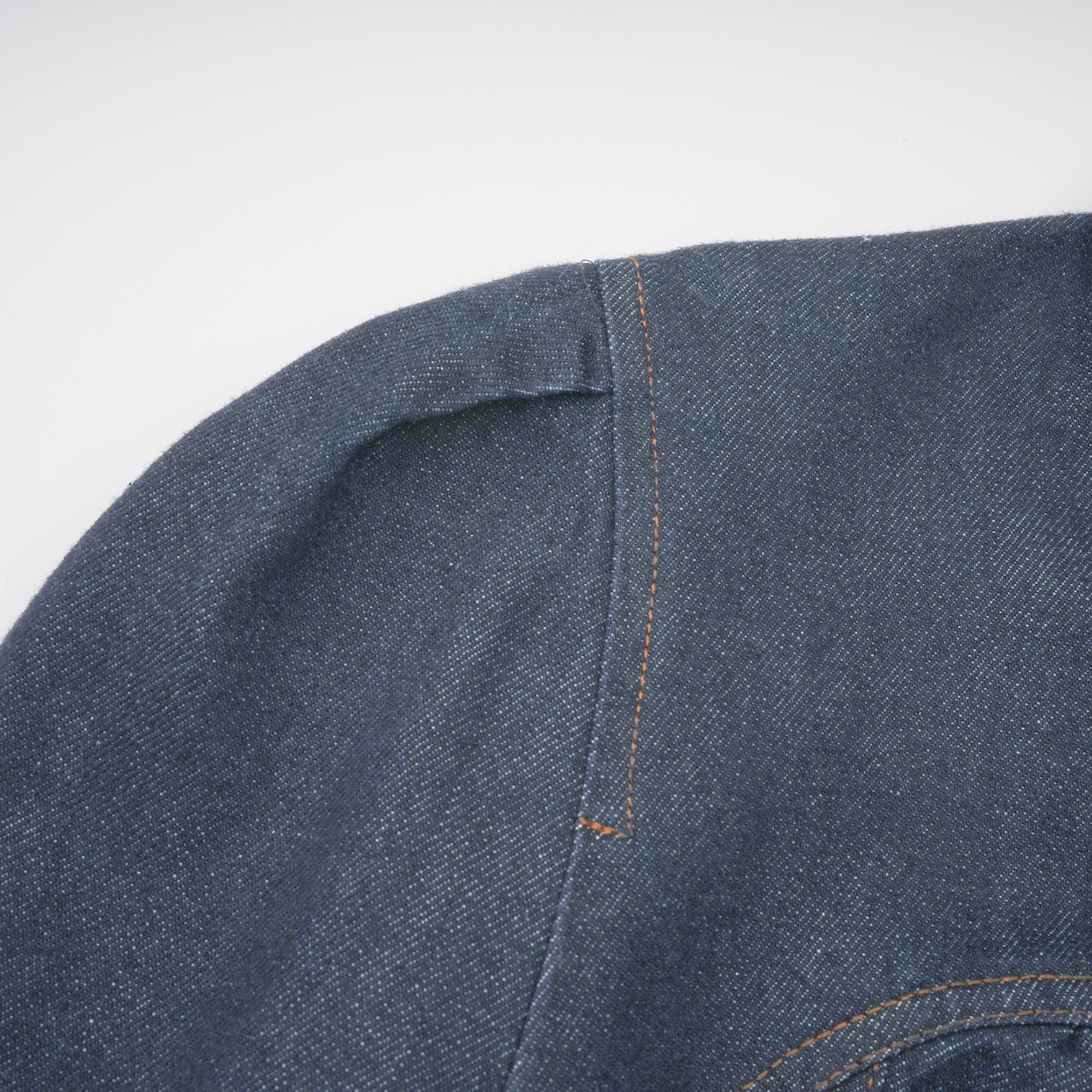 فستان ميرابل قصير من قماش الدنيم باللون الأزرق الداكن مع خياطة متباينة