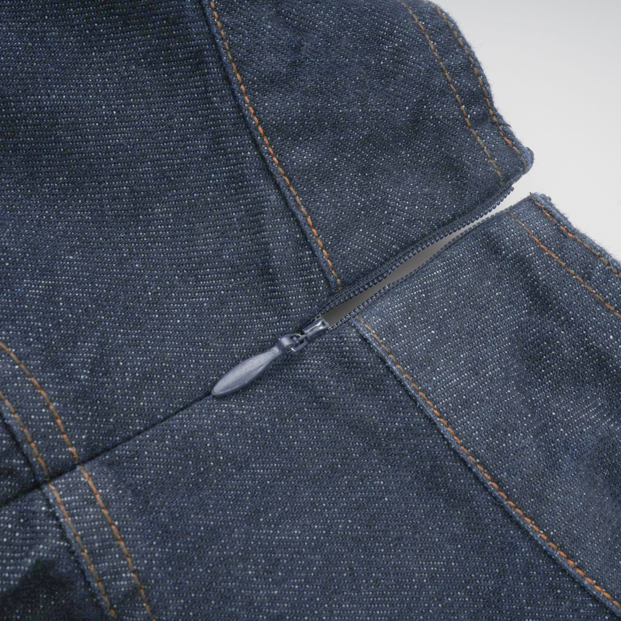 فستان ميرابل قصير من قماش الدنيم باللون الأزرق الداكن مع خياطة متباينة