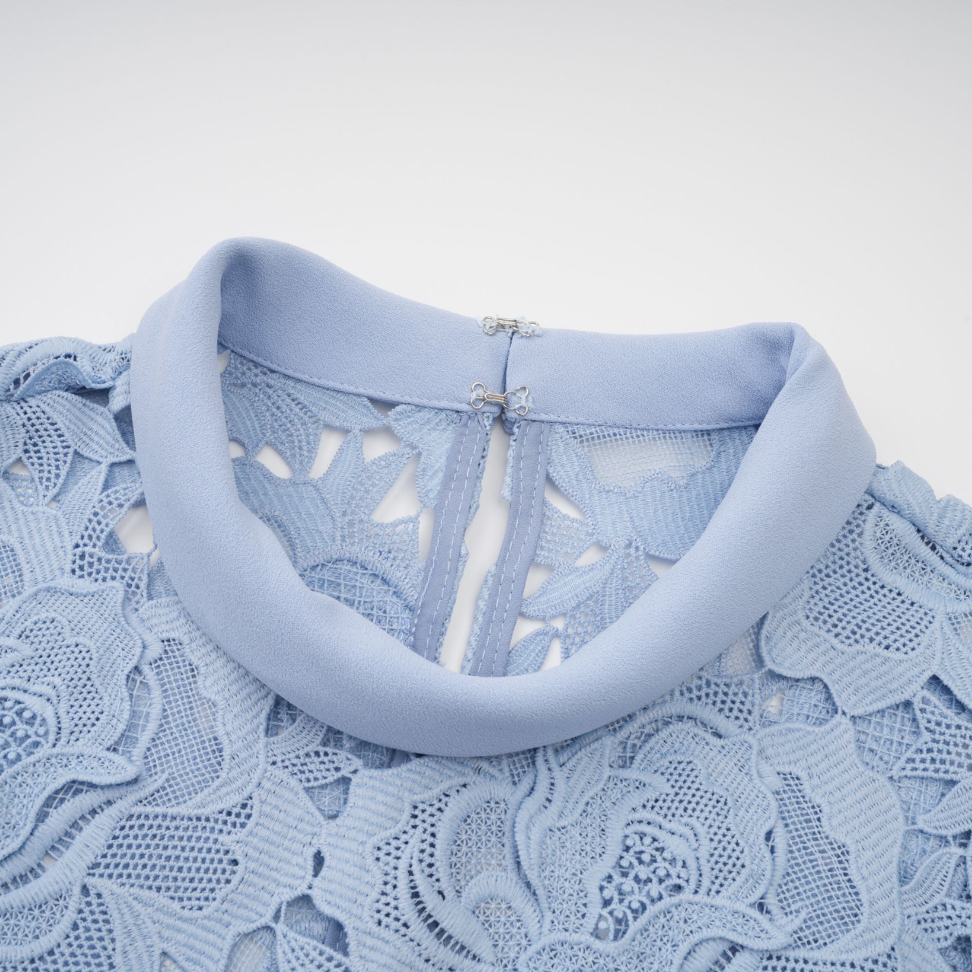 فستان متوسط الطول من الدانتيل مزين بالورود باللون الأزرق من تصميم Aurore