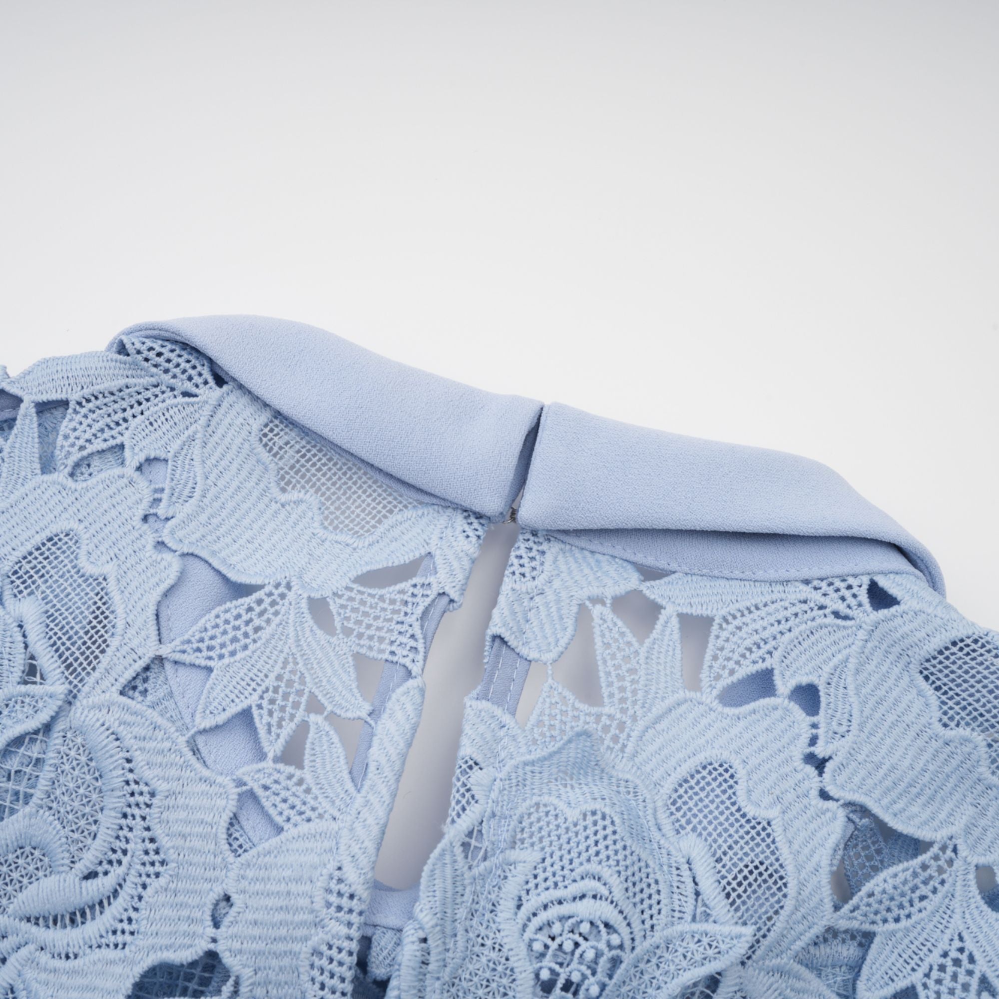 فستان متوسط الطول من الدانتيل مزين بالورود باللون الأزرق من تصميم Aurore