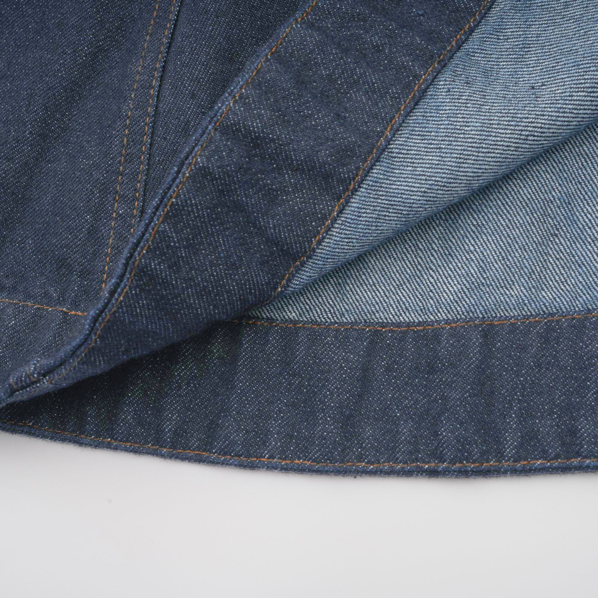 فستان ميرابل قصير من قماش الدنيم باللون الأزرق الداكن مع خياطة متباينة