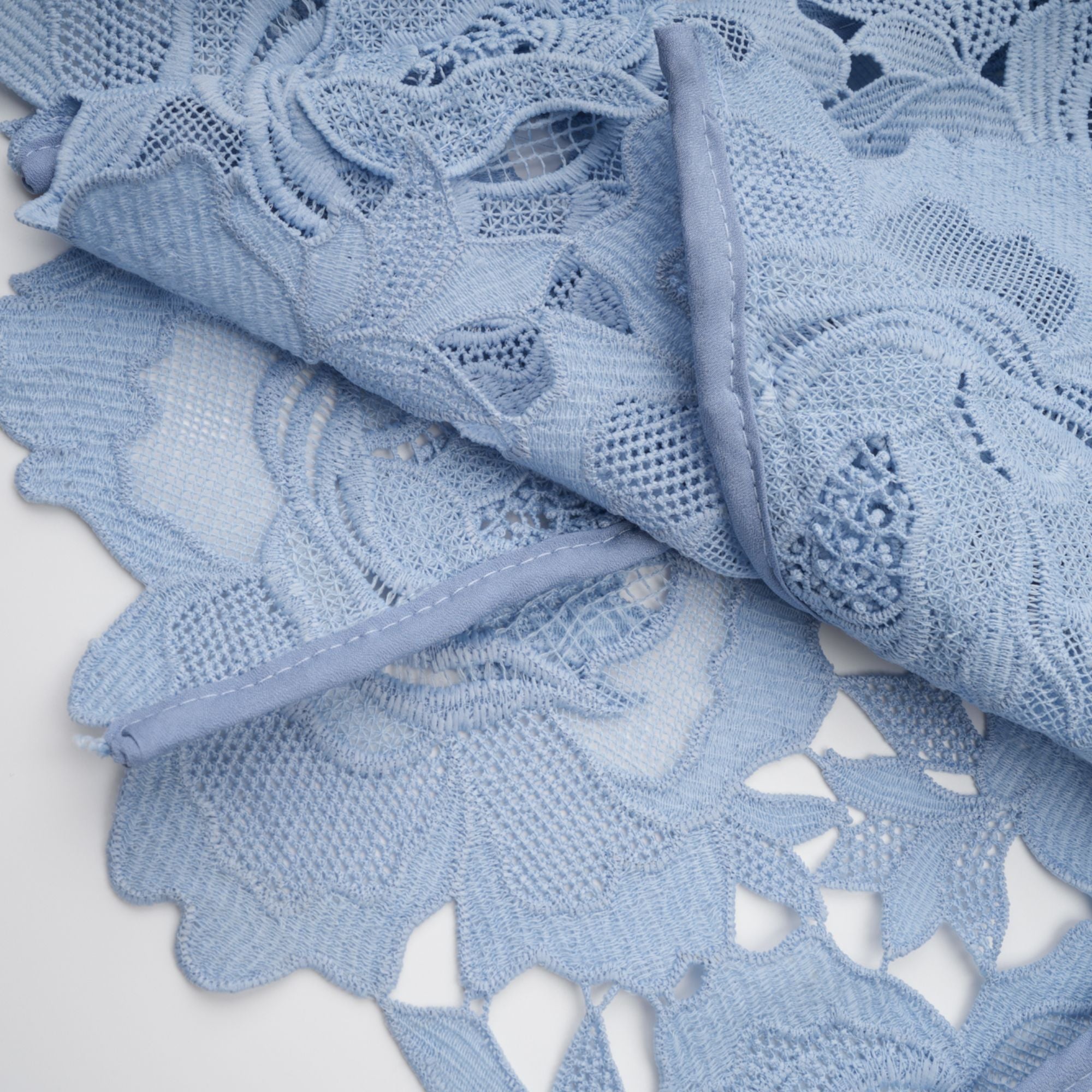 فستان متوسط الطول من الدانتيل مزين بالورود باللون الأزرق من تصميم Aurore