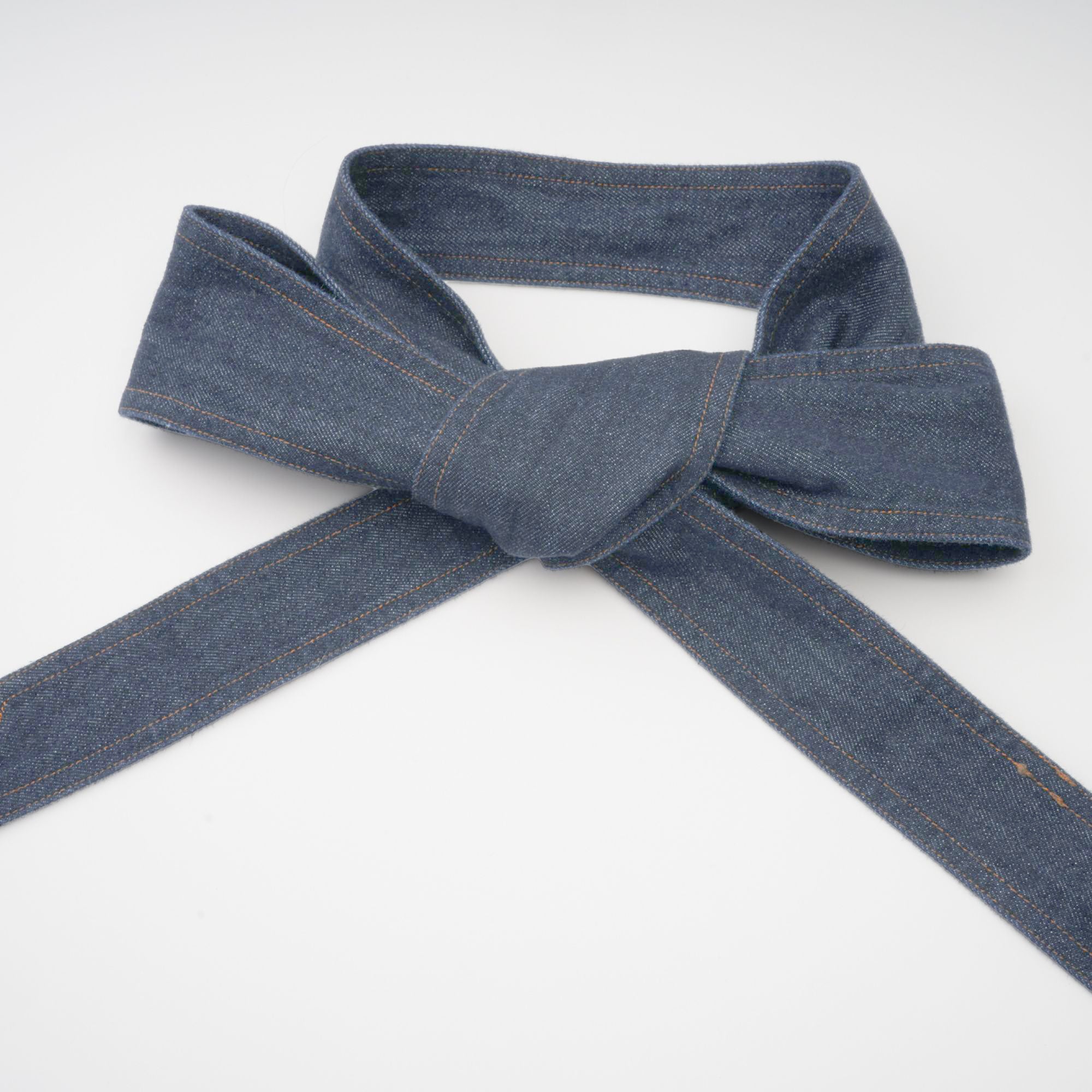 فستان ميرابل قصير من قماش الدنيم باللون الأزرق الداكن مع خياطة متباينة