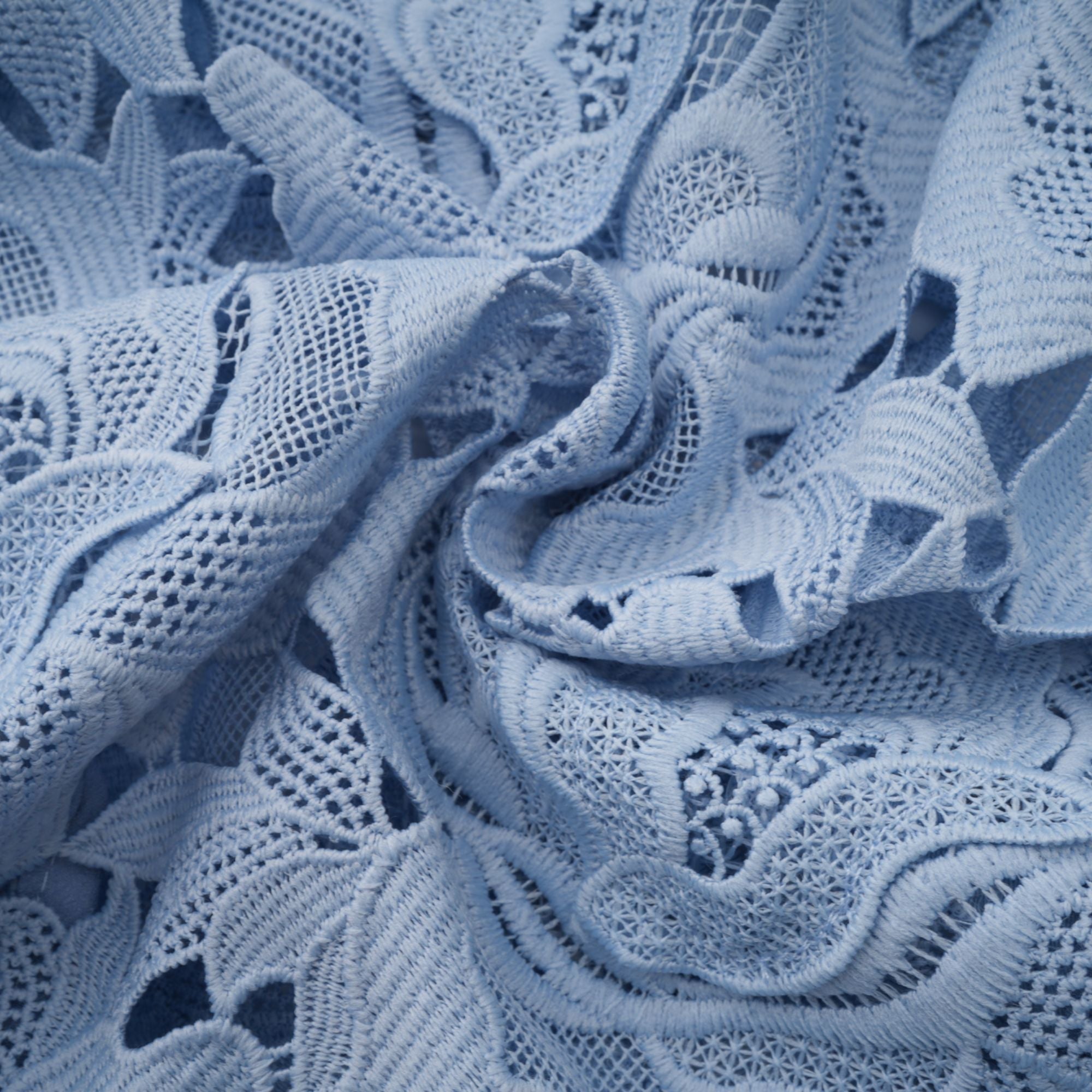 فستان متوسط الطول من الدانتيل مزين بالورود باللون الأزرق من تصميم Aurore