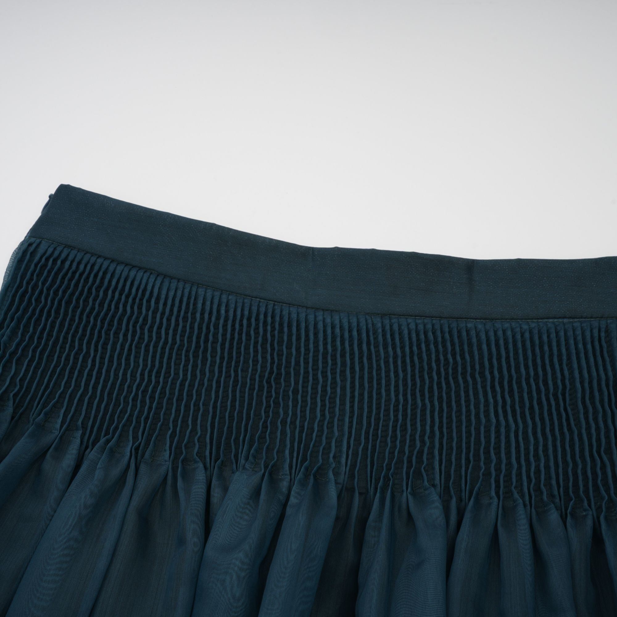 طقم قميص وتنورة متناسقين من زوي برباط عنق أخضر داكن