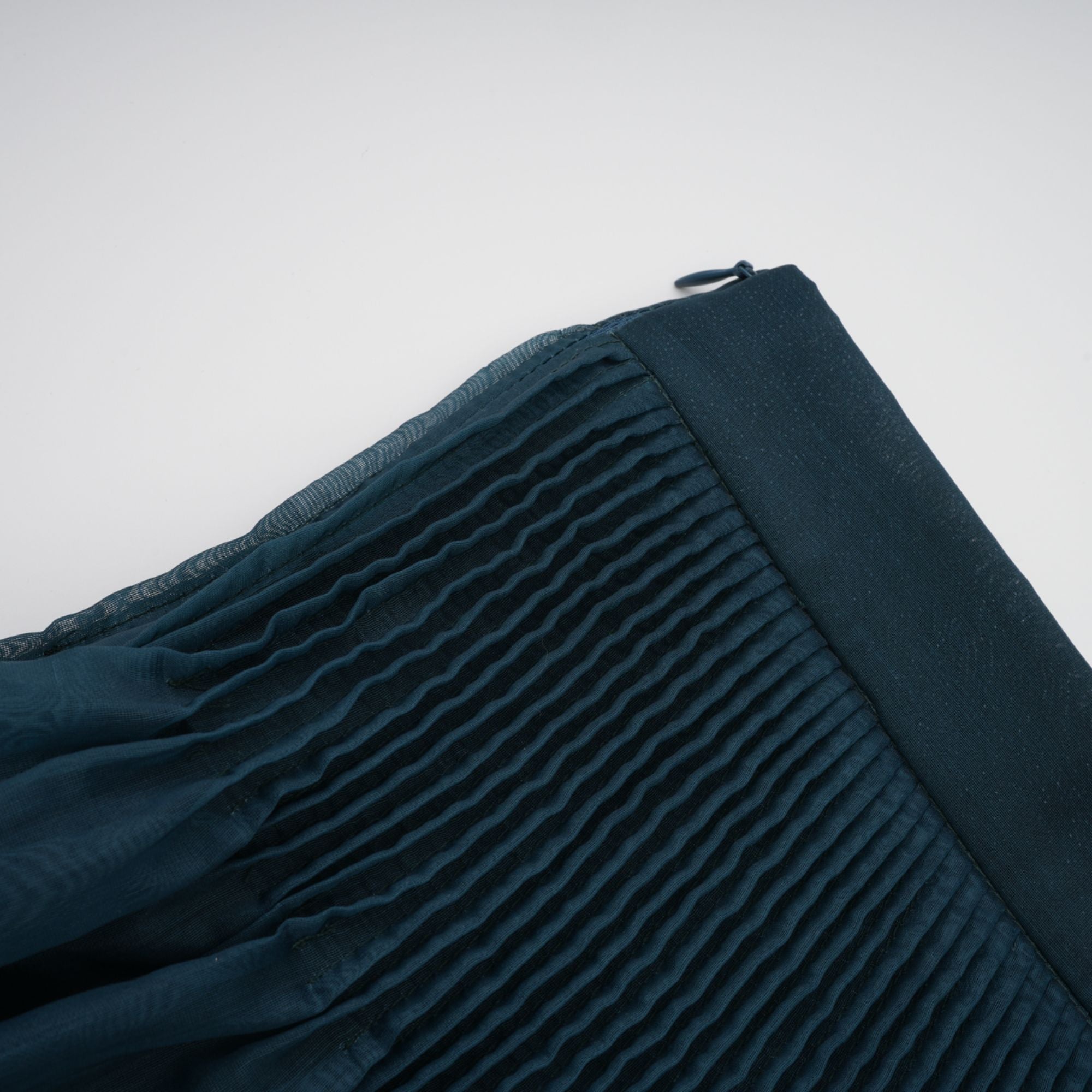 طقم قميص وتنورة متناسقين من زوي برباط عنق أخضر داكن