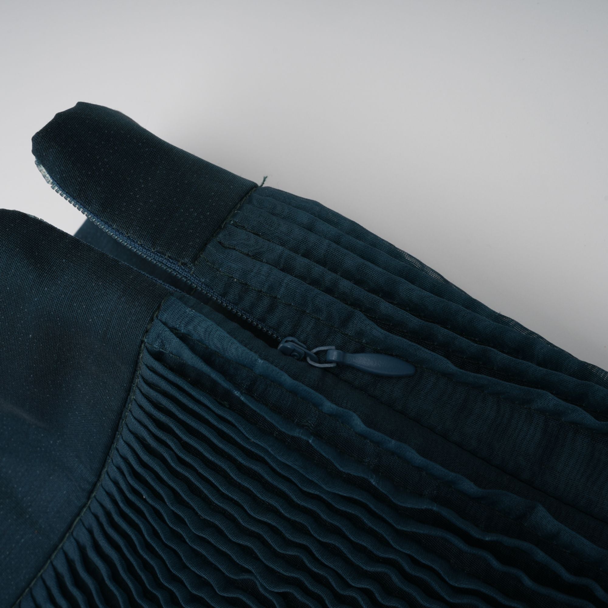 طقم قميص وتنورة متناسقين من زوي برباط عنق أخضر داكن