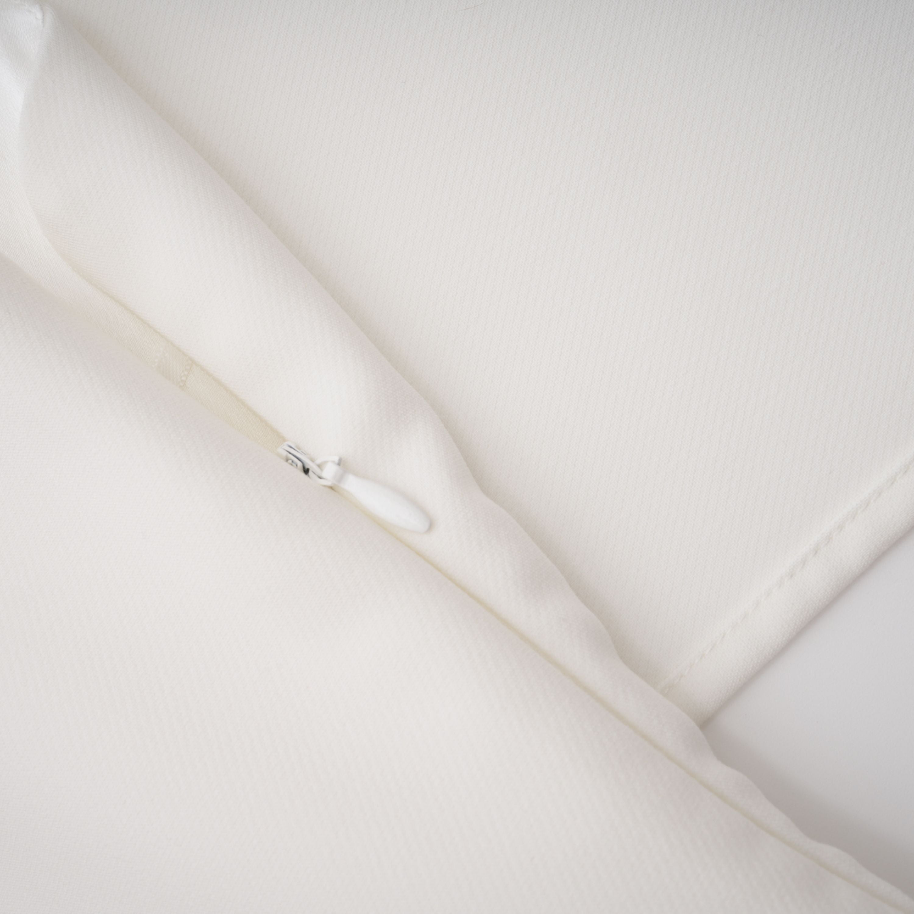 Kåre Weißes asymmetrisches Midikleid mit Raffungen