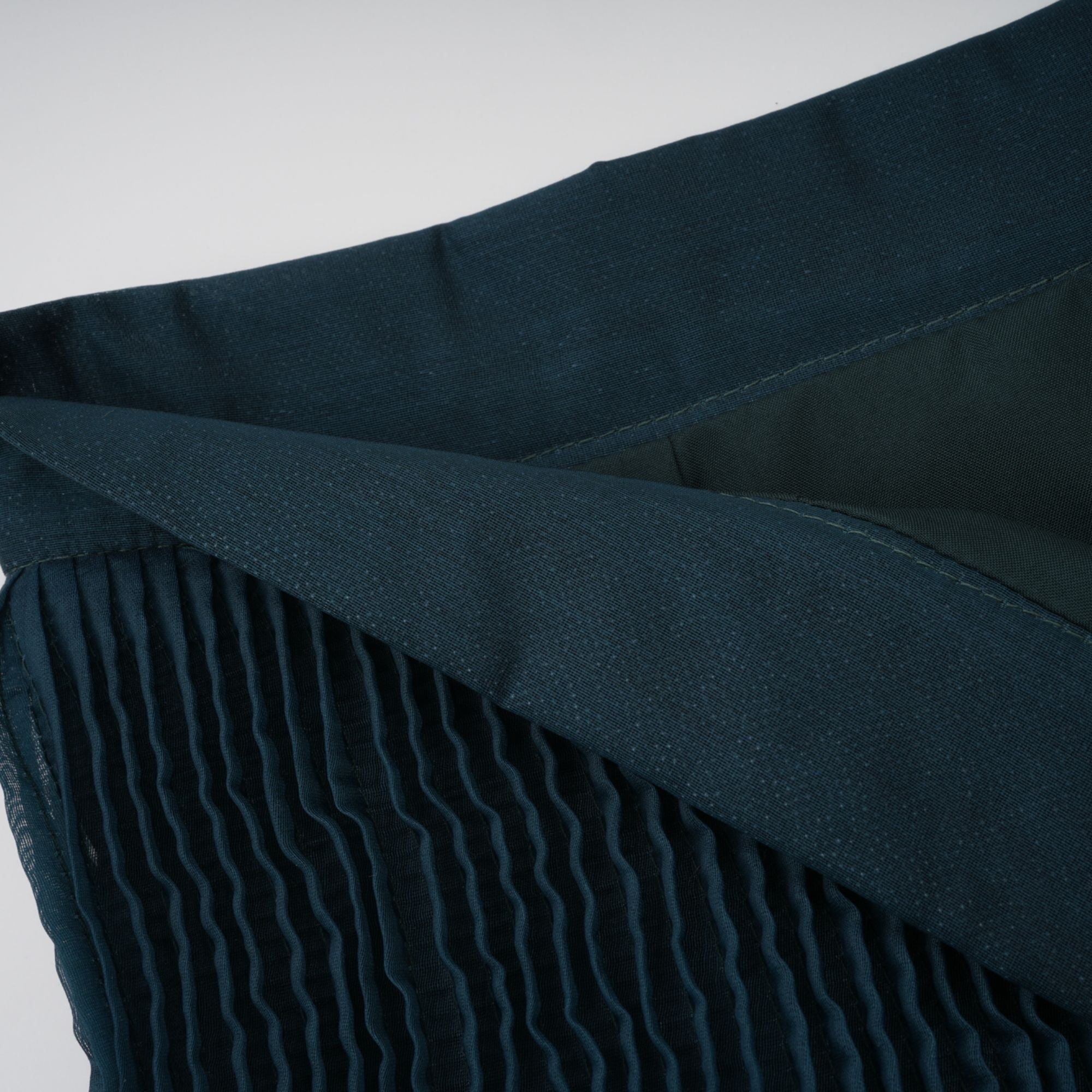 طقم قميص وتنورة متناسقين من زوي برباط عنق أخضر داكن