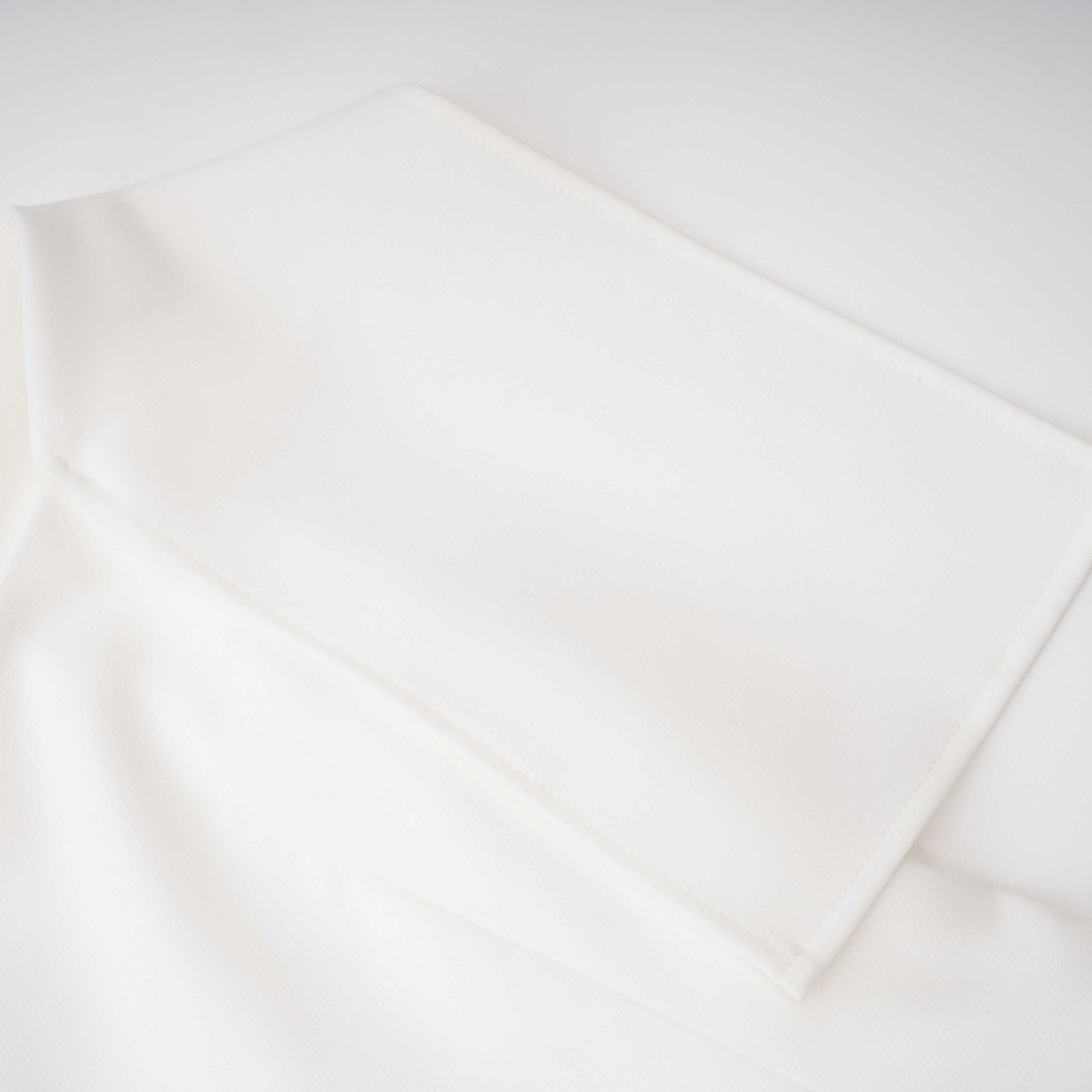 Kåre Weißes asymmetrisches Midikleid mit Raffungen