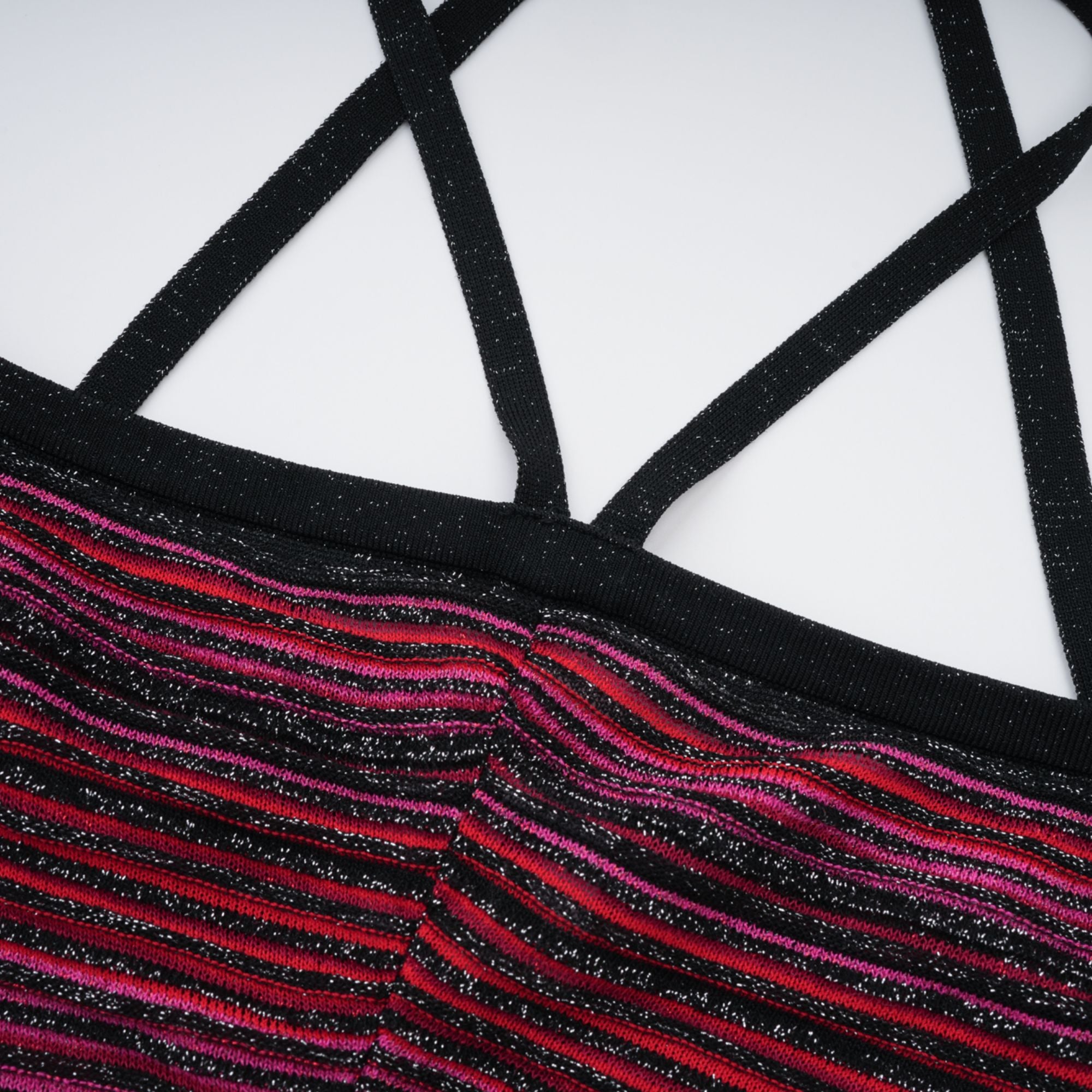 فستان ماكسي أحمر معدني محبوك بفتحة رقبة على شكل حرف V من Ulysse